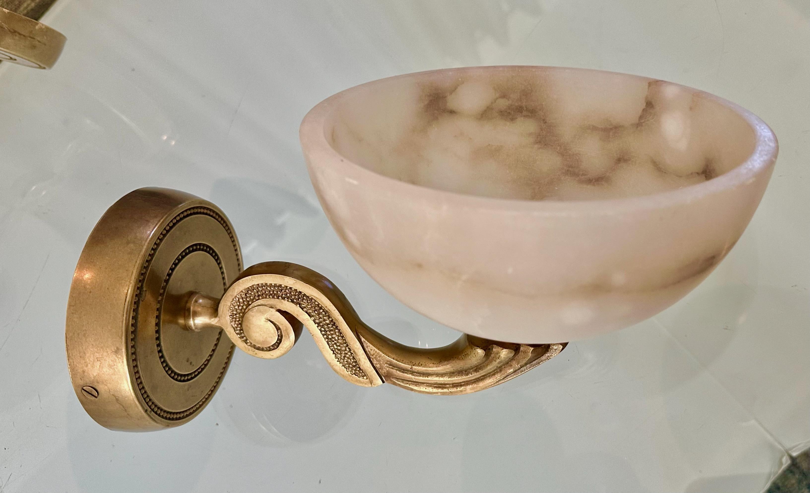 Set di 4 lampade da parete in stile francese in ottone e alabastro in vendita 2
