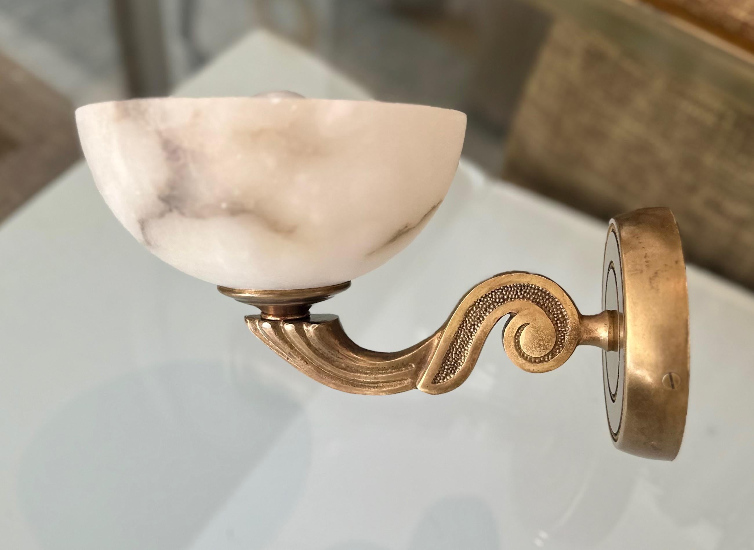 Set di 4 lampade da parete in stile francese in ottone e alabastro in vendita 3