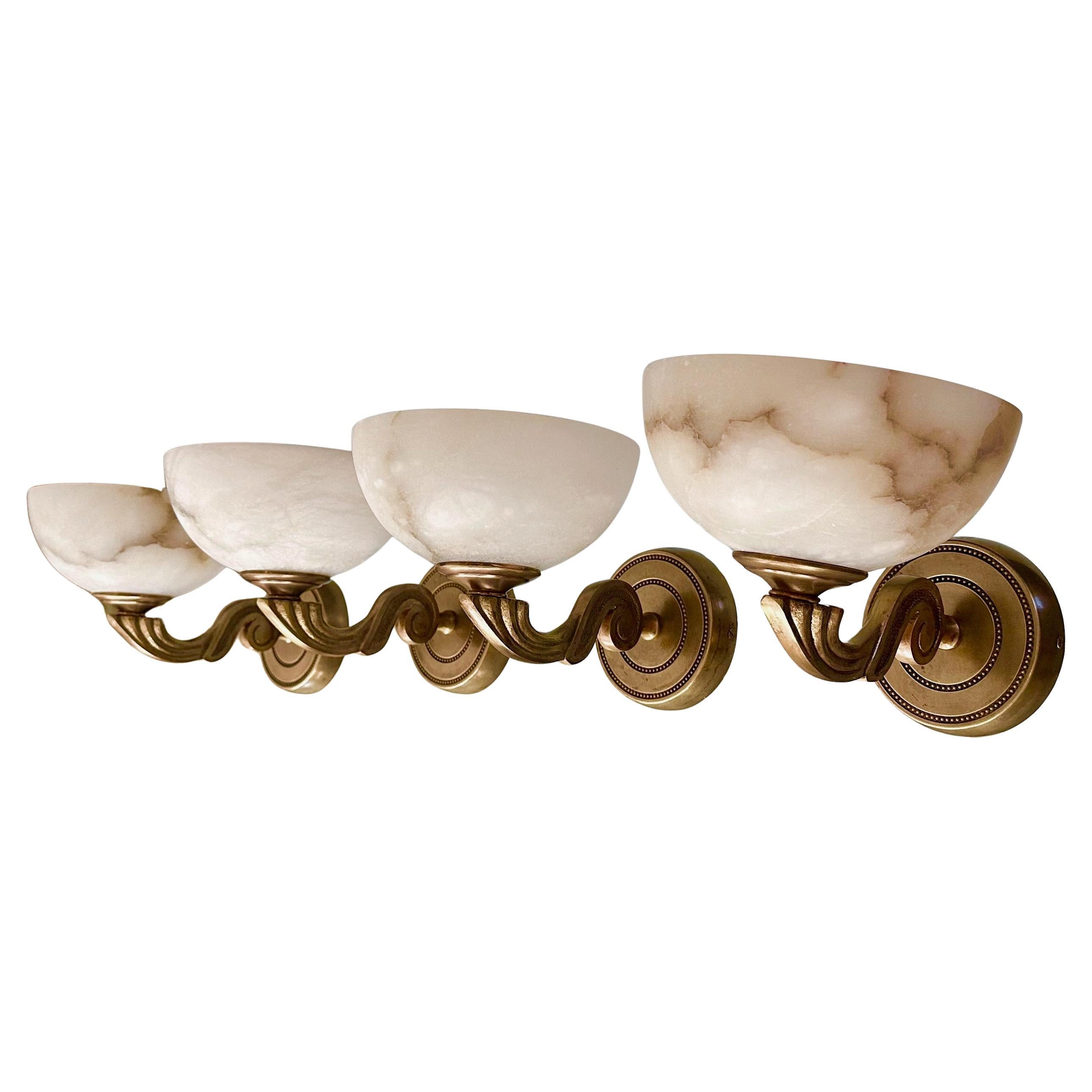 Set di 4 lampade da parete in stile francese in ottone e alabastro in vendita