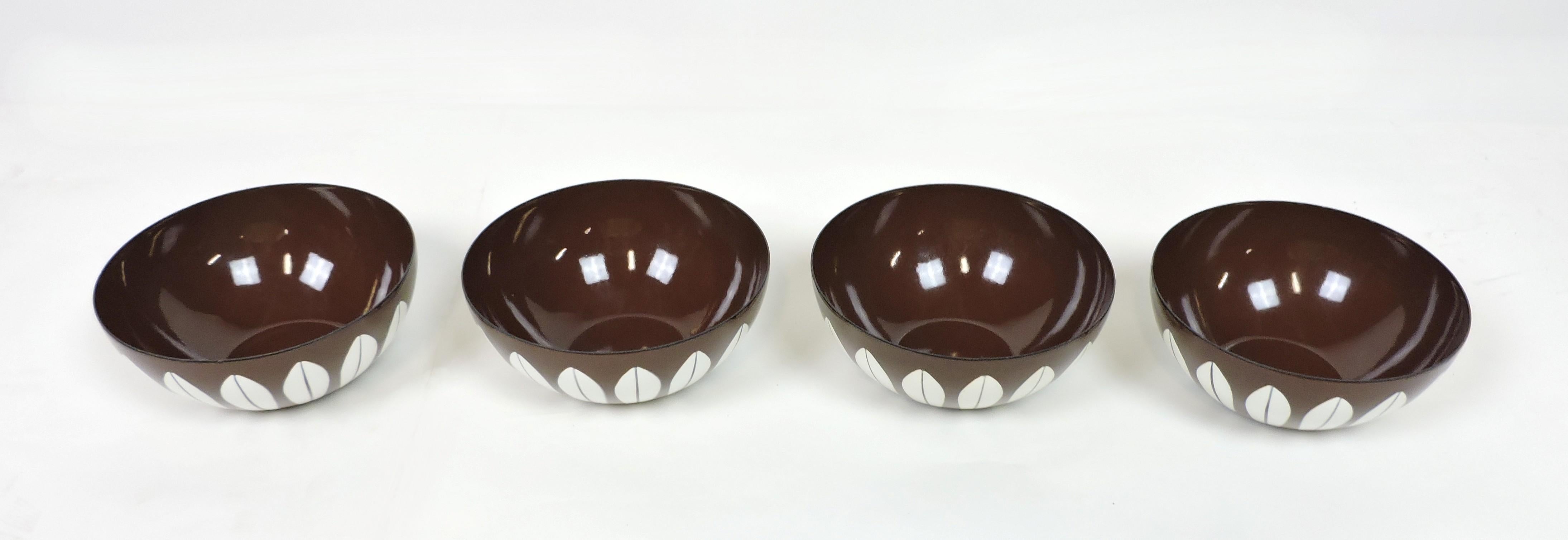 Scandinavo moderno Set 4 Ciotole Cathrineholm Norway MidCentury Modern in metallo smaltato bianco/marrone Lotus in vendita