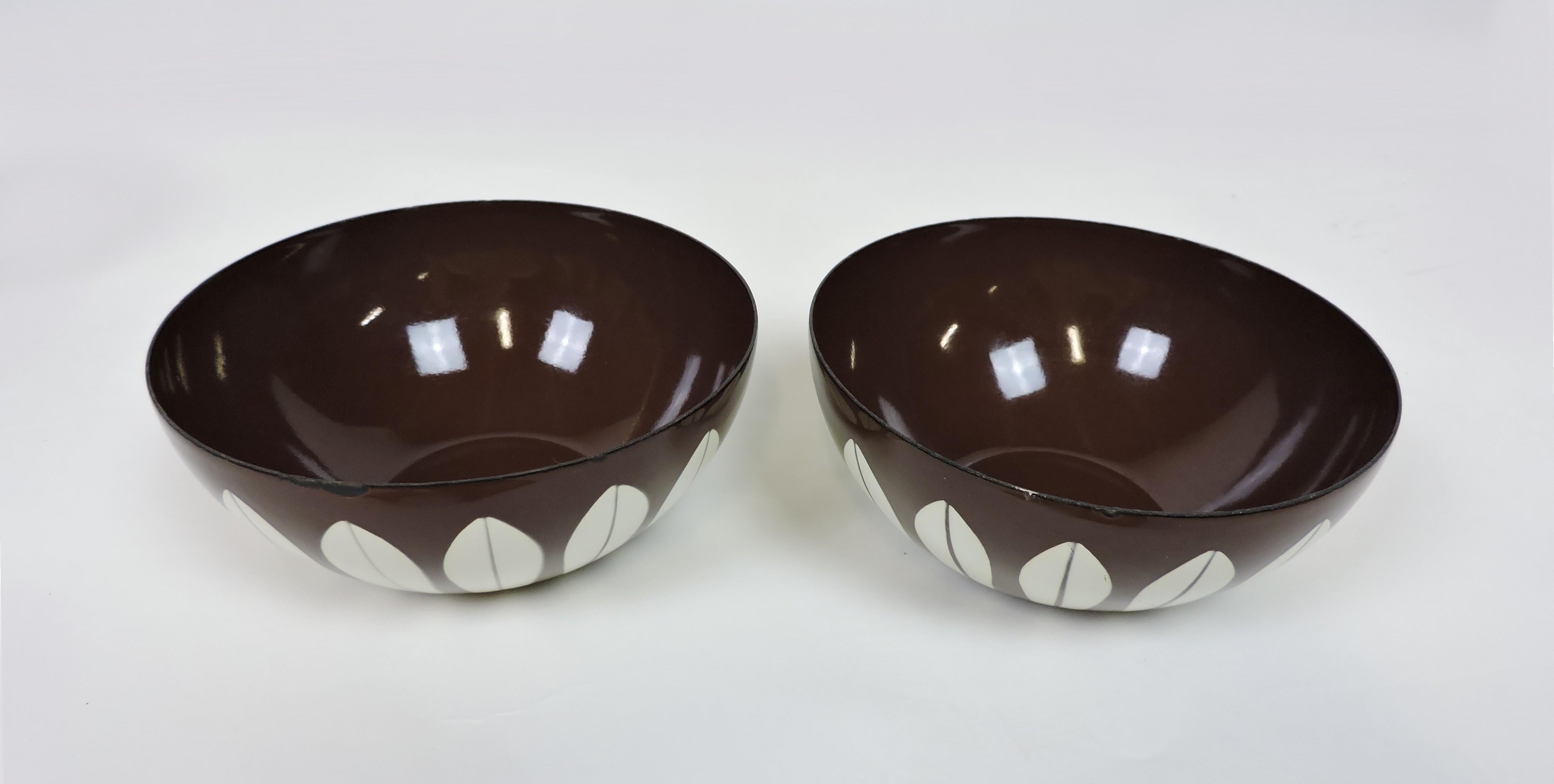 Scandinavian Modern Set 4 Cathrineholm Norway MidCentury Modern Enamel Metal White/Brown Lotus Bowls For Sale