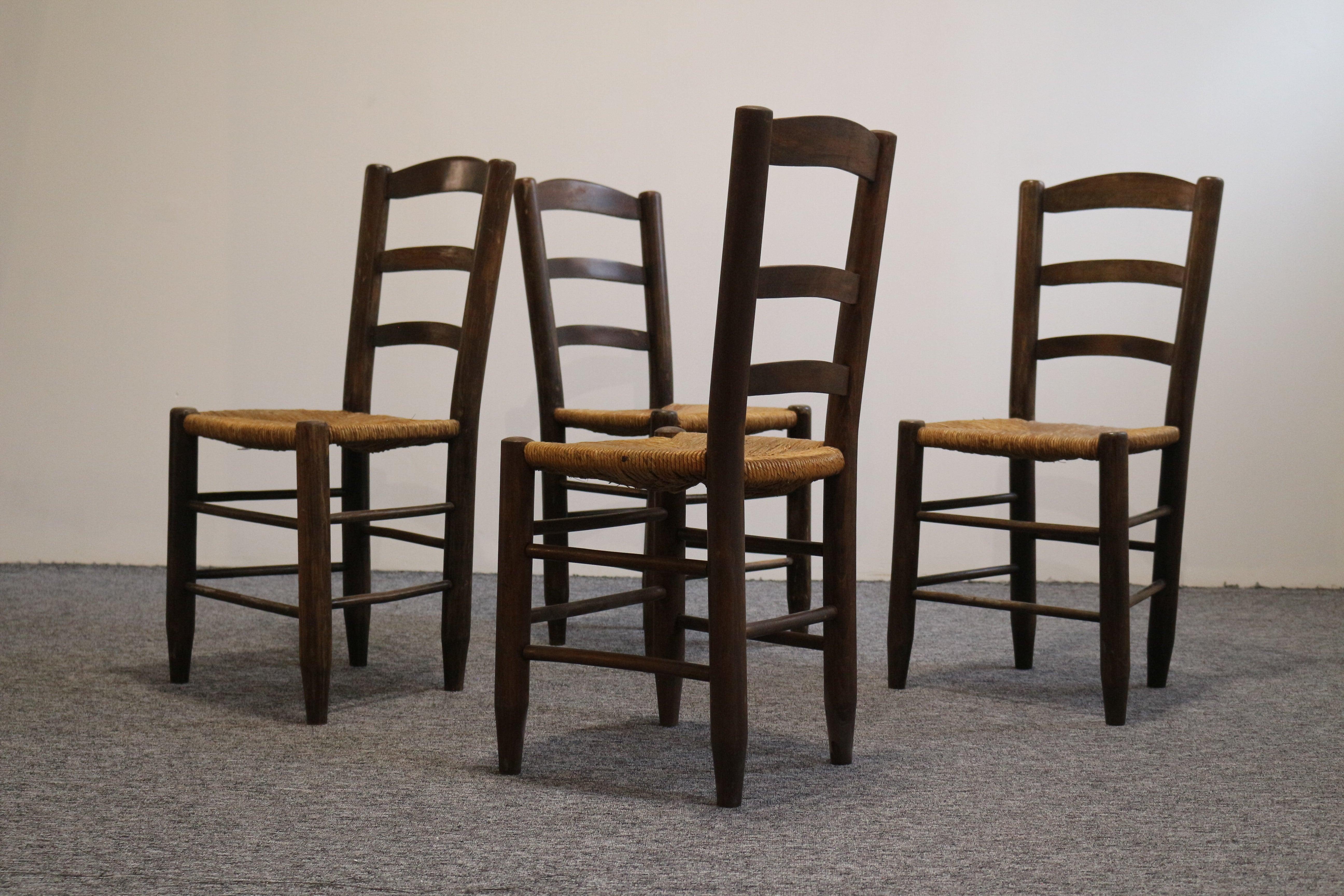 Jeu de 4 chaises attribué à Charlotte Perriand
France, vers 1960.
Très bon état et état d'origine.