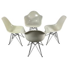 Ensemble de 4 chaises Charles Eames, Herman Miller en fibre de verre, pieds en forme de tour Eiffel