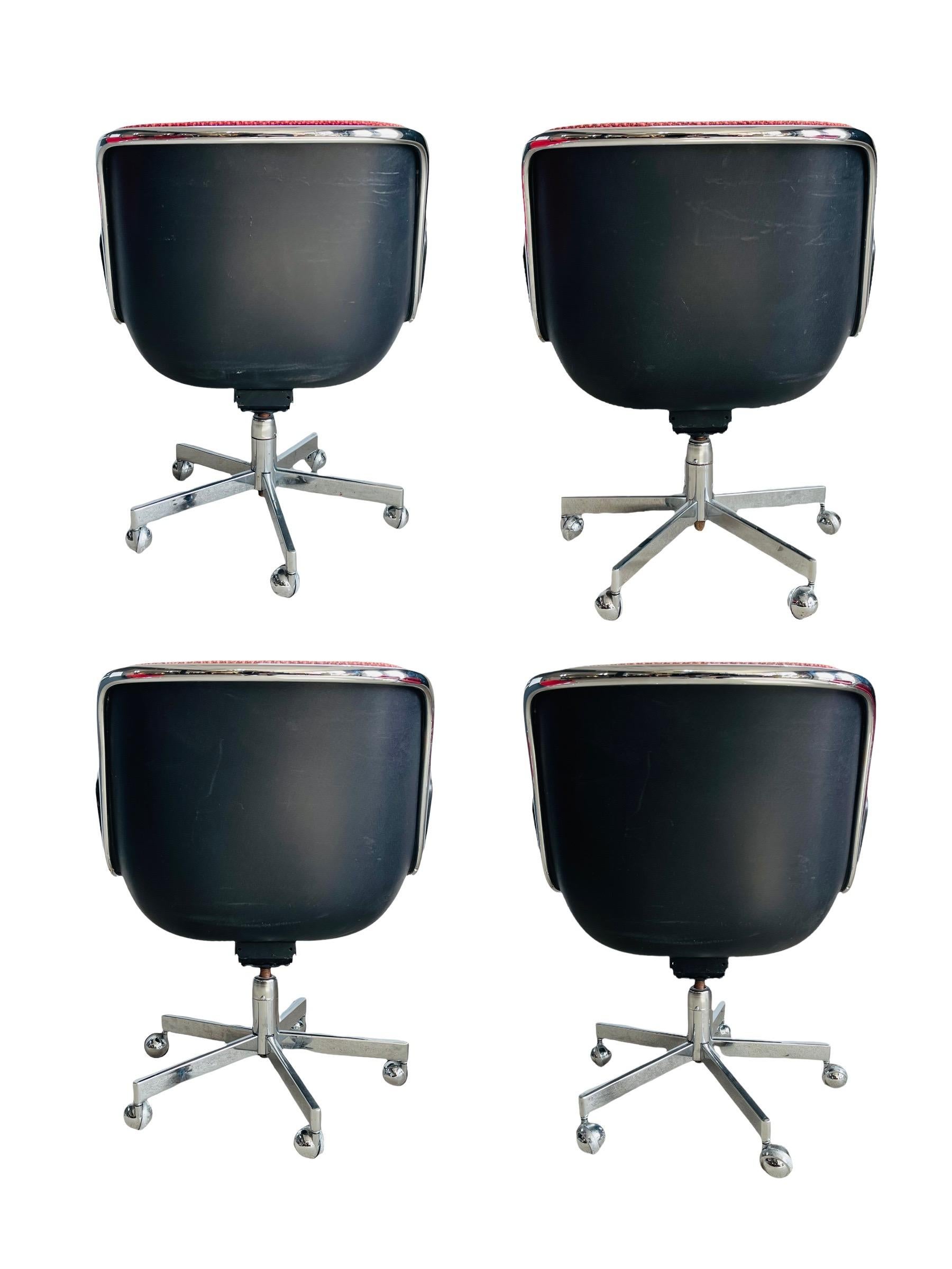 Set aus vier Chefsesseln, entworfen von Charles Pollock für Knoll International. Diese Stühle sind mit dem Originalstoff signiert und datiert 1977. Die Stühle sind in gutem Vintage-Zustand mit normalen, dem Alter und dem Gebrauch entsprechenden