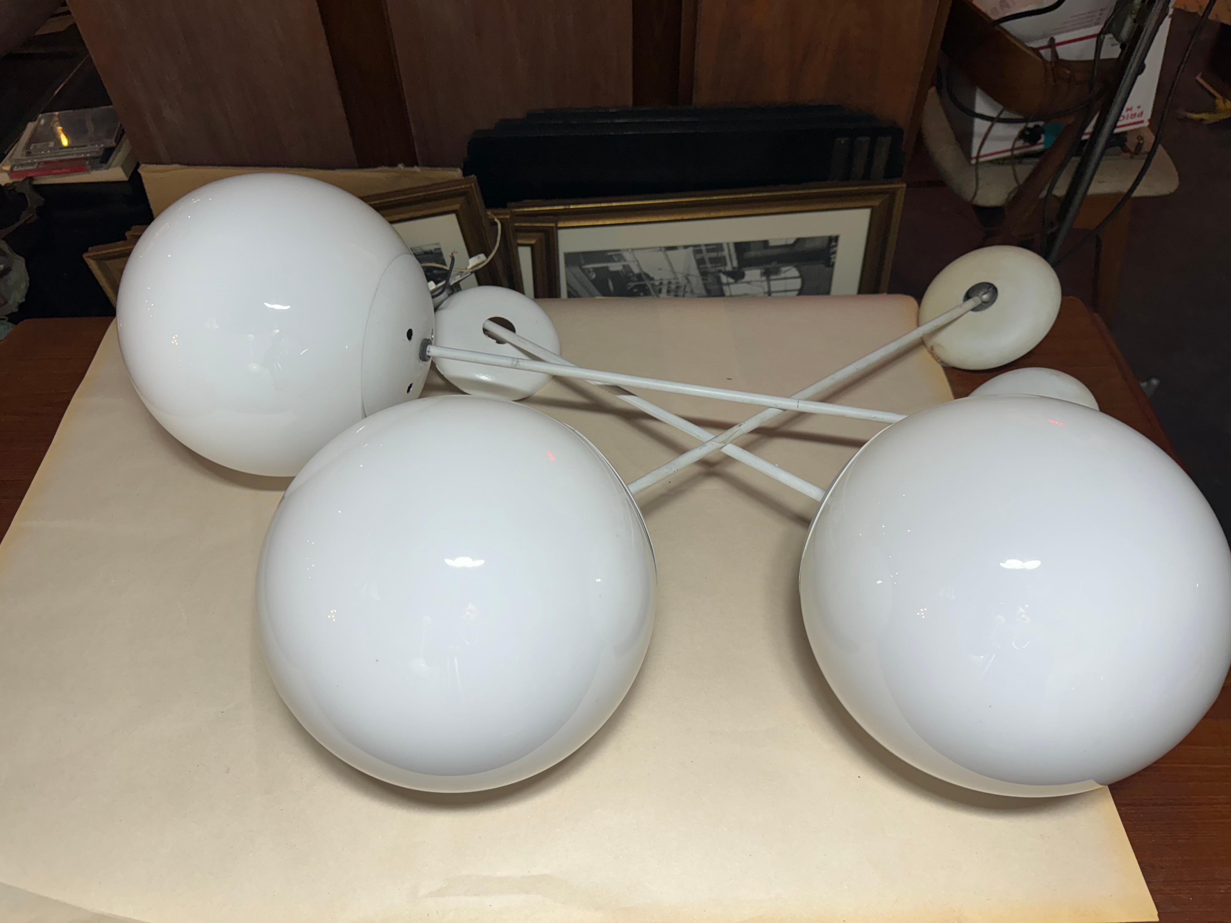 Set di 4 apparecchi a sospensione classici BALL Prescolite con globo in vetro bianco, 1950 ca. in vendita 2