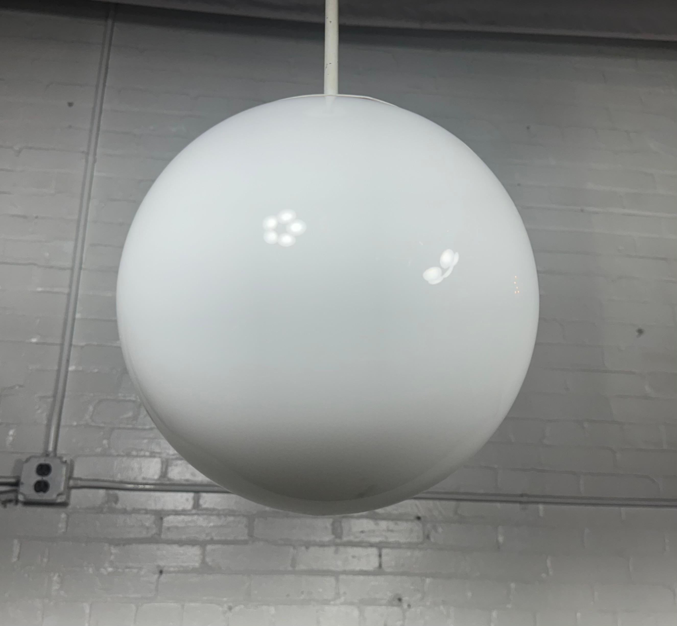 Mid-Century moderno Set di 4 apparecchi a sospensione classici BALL Prescolite con globo in vetro bianco, 1950 ca. in vendita