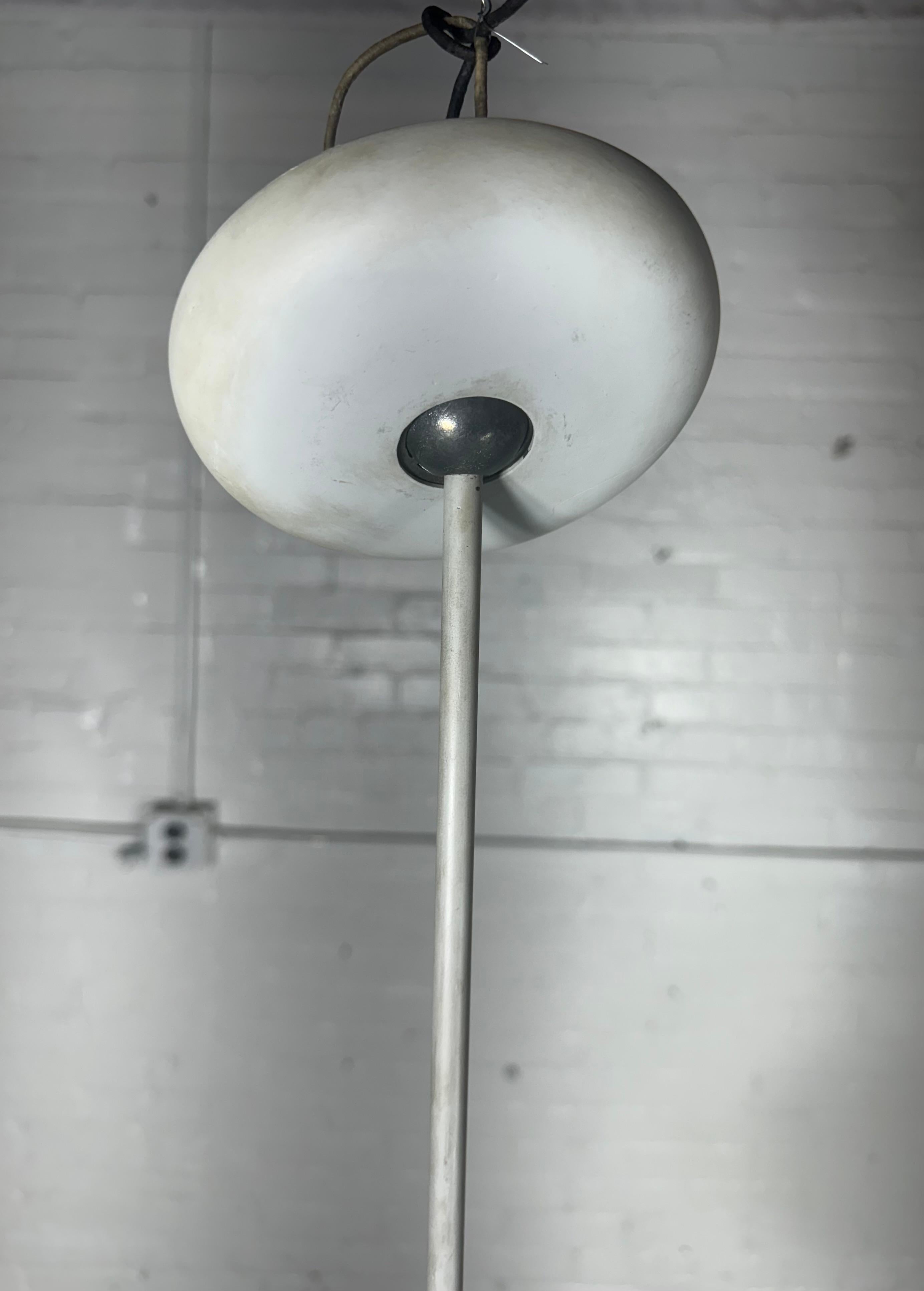 Americano Set di 4 apparecchi a sospensione classici BALL Prescolite con globo in vetro bianco, 1950 ca. in vendita