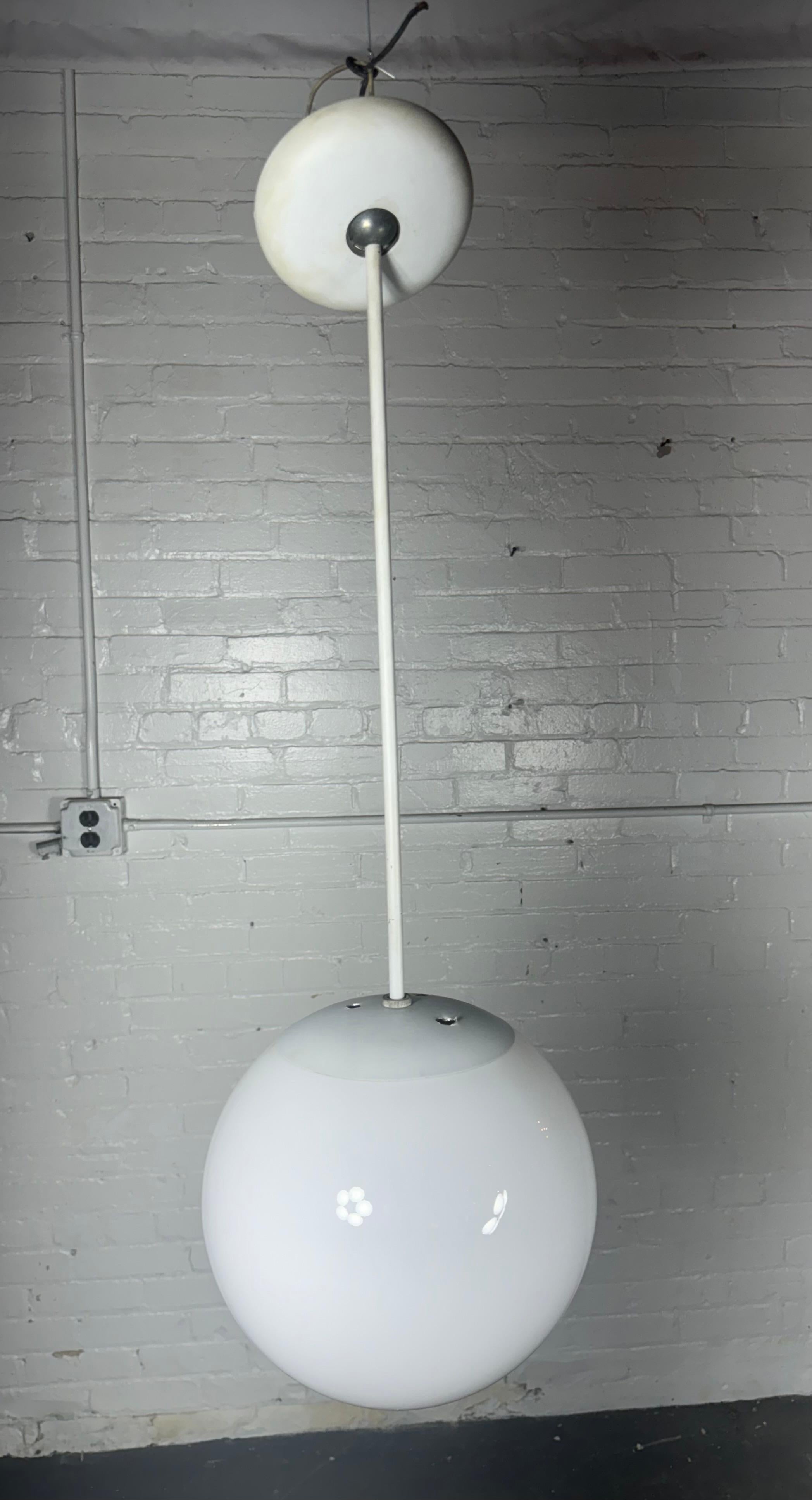 Set di 4 apparecchi a sospensione classici BALL Prescolite con globo in vetro bianco, 1950 ca. In condizioni buone in vendita a Buffalo, NY