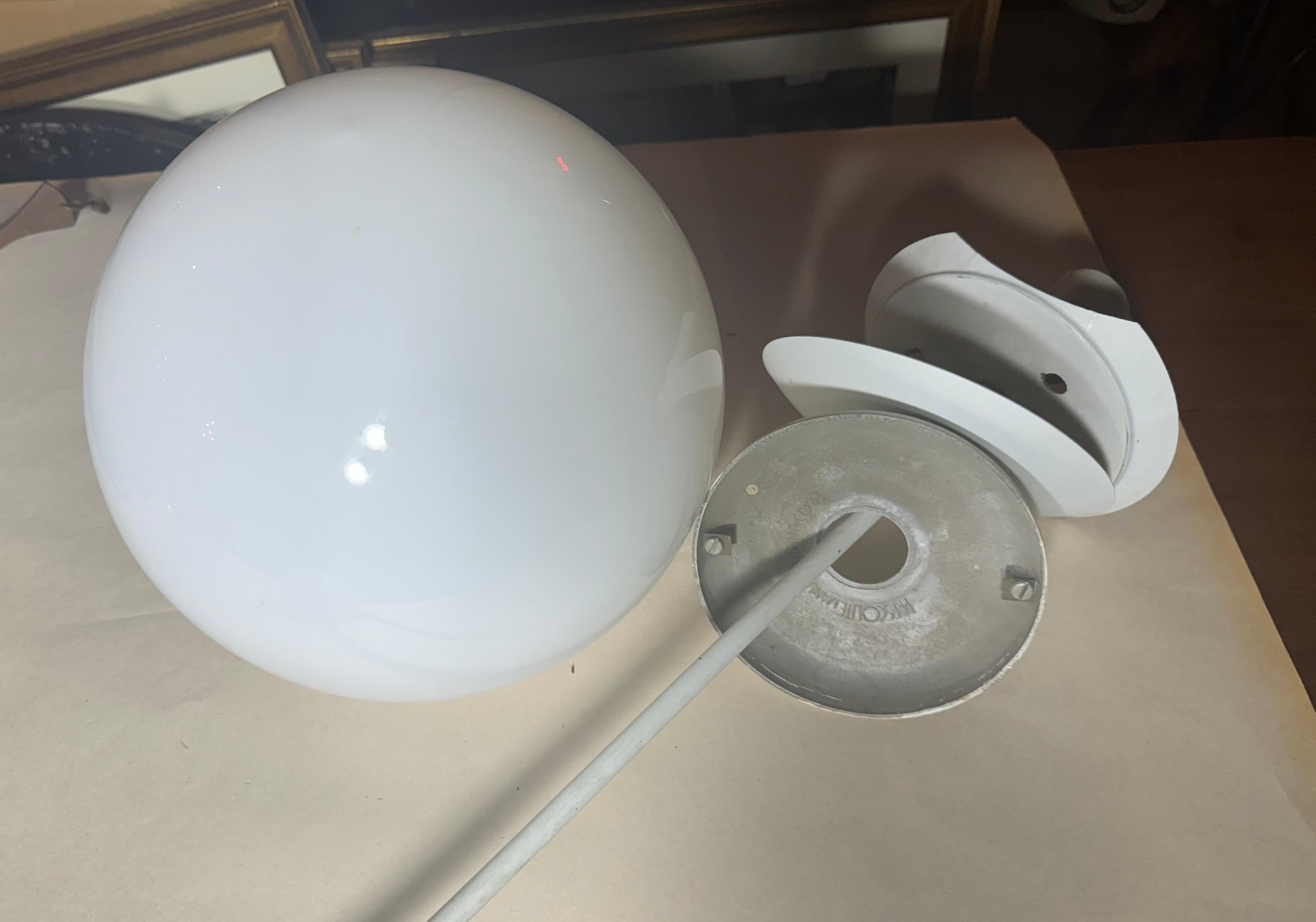 Metà XX secolo Set di 4 apparecchi a sospensione classici BALL Prescolite con globo in vetro bianco, 1950 ca. in vendita