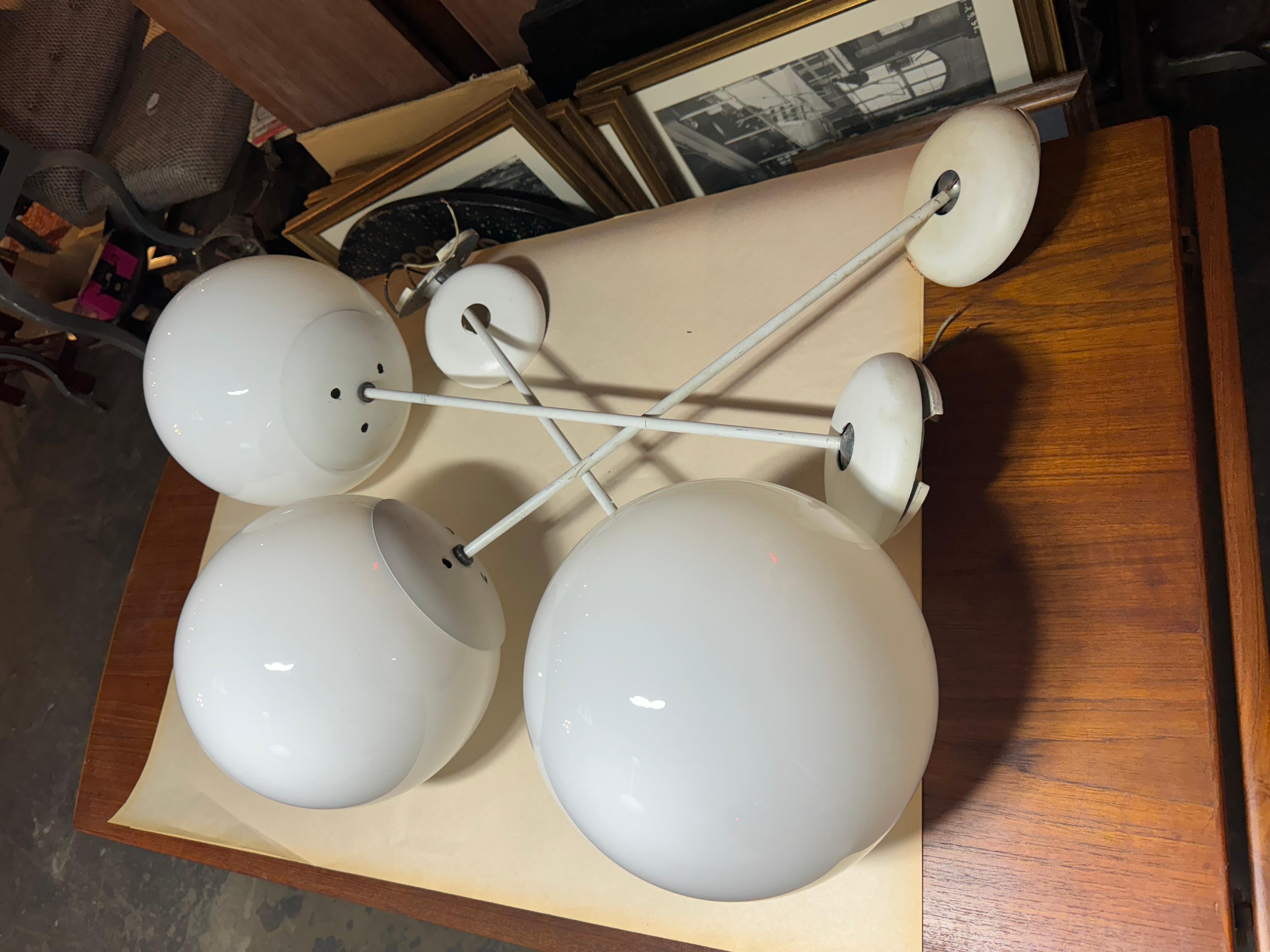 Set di 4 apparecchi a sospensione classici BALL Prescolite con globo in vetro bianco, 1950 ca. in vendita 1