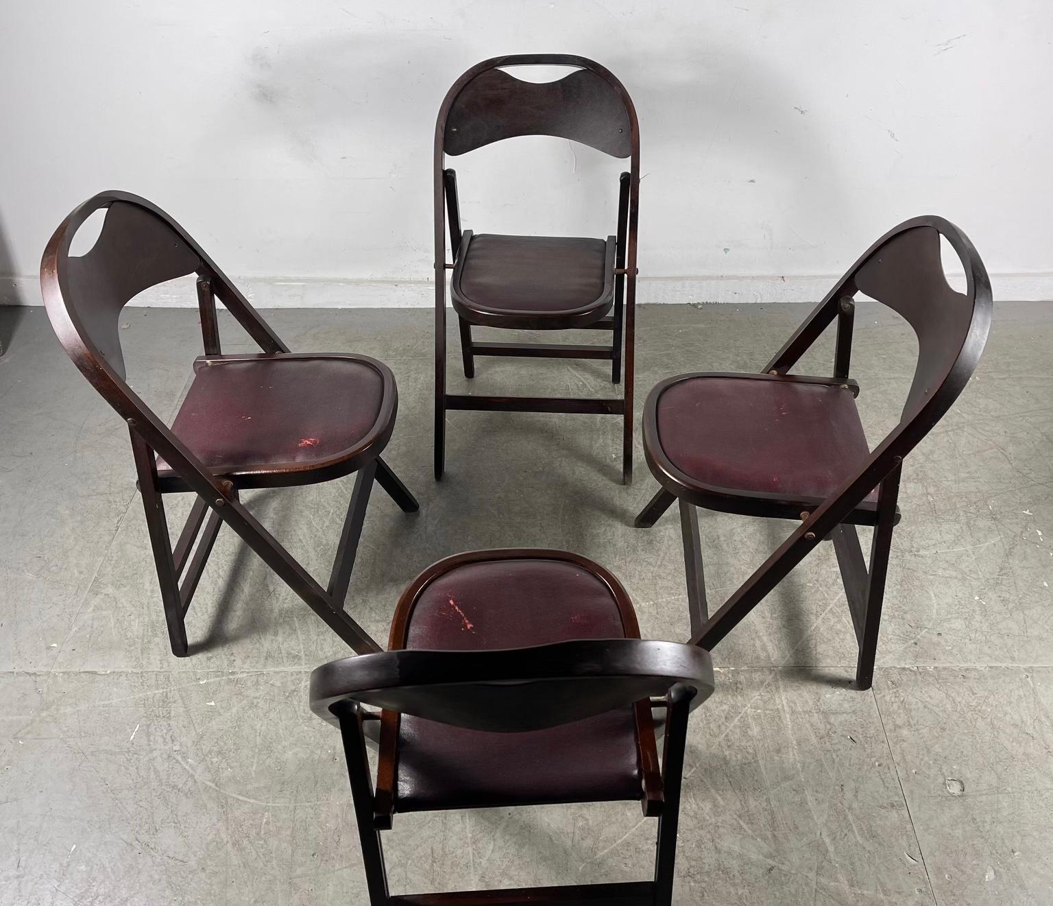 Ensemble de 4 chaises pliantes classiques de style Bauhaus Thonet fabriquées par Stakmore en vente 3