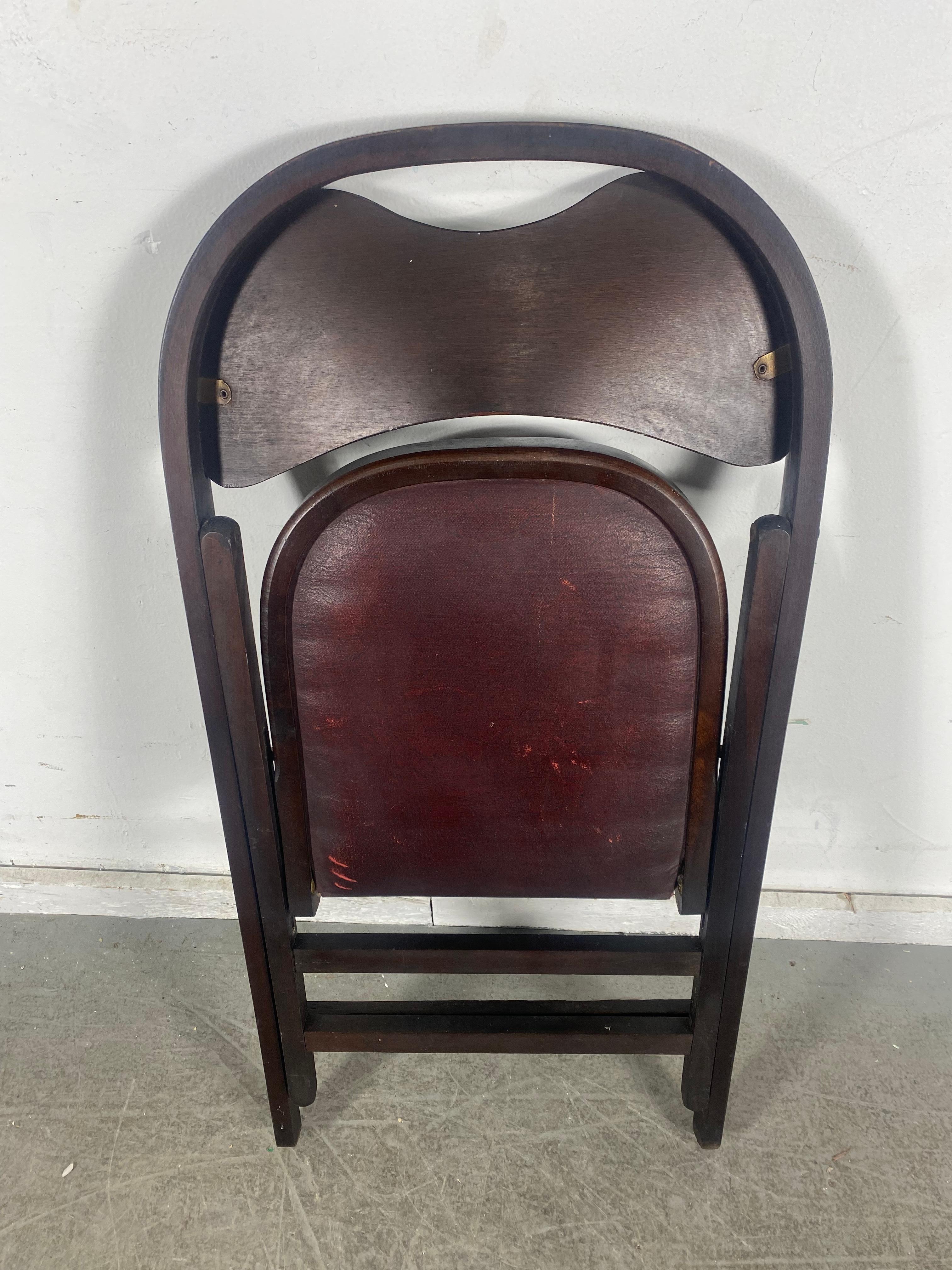 Ensemble de 4 chaises pliantes classiques Bauhaus de style Thonet fabriquées par Stakmore...Merveilleux état d'origine.... Superbe patine, couleur et surface. Extrêmement bien fait,