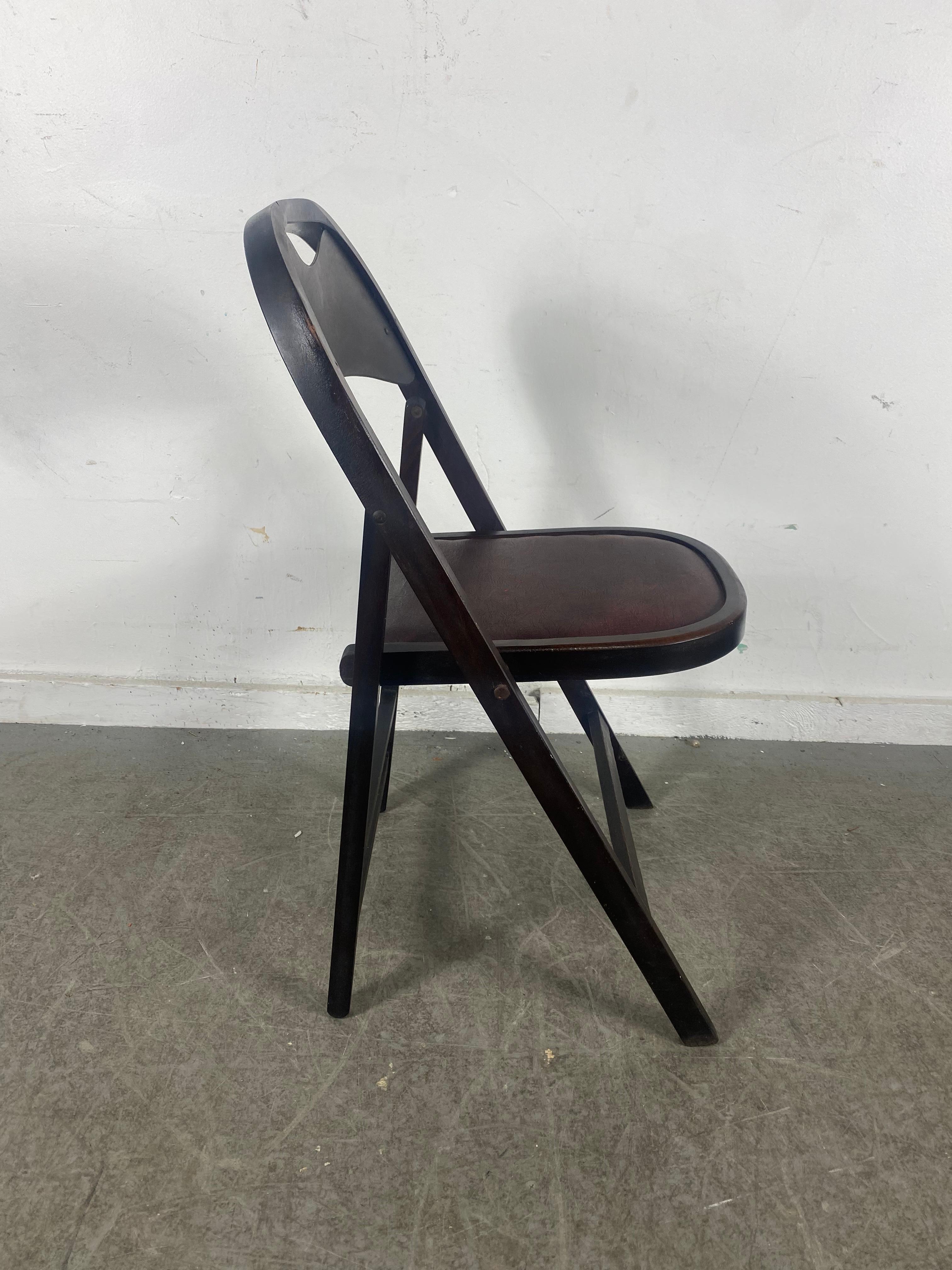 Set 4 Classic Bauhaus Thonet Style Folding Chairs manufactured by Stakmore In Good Condition For Sale In Buffalo, NY