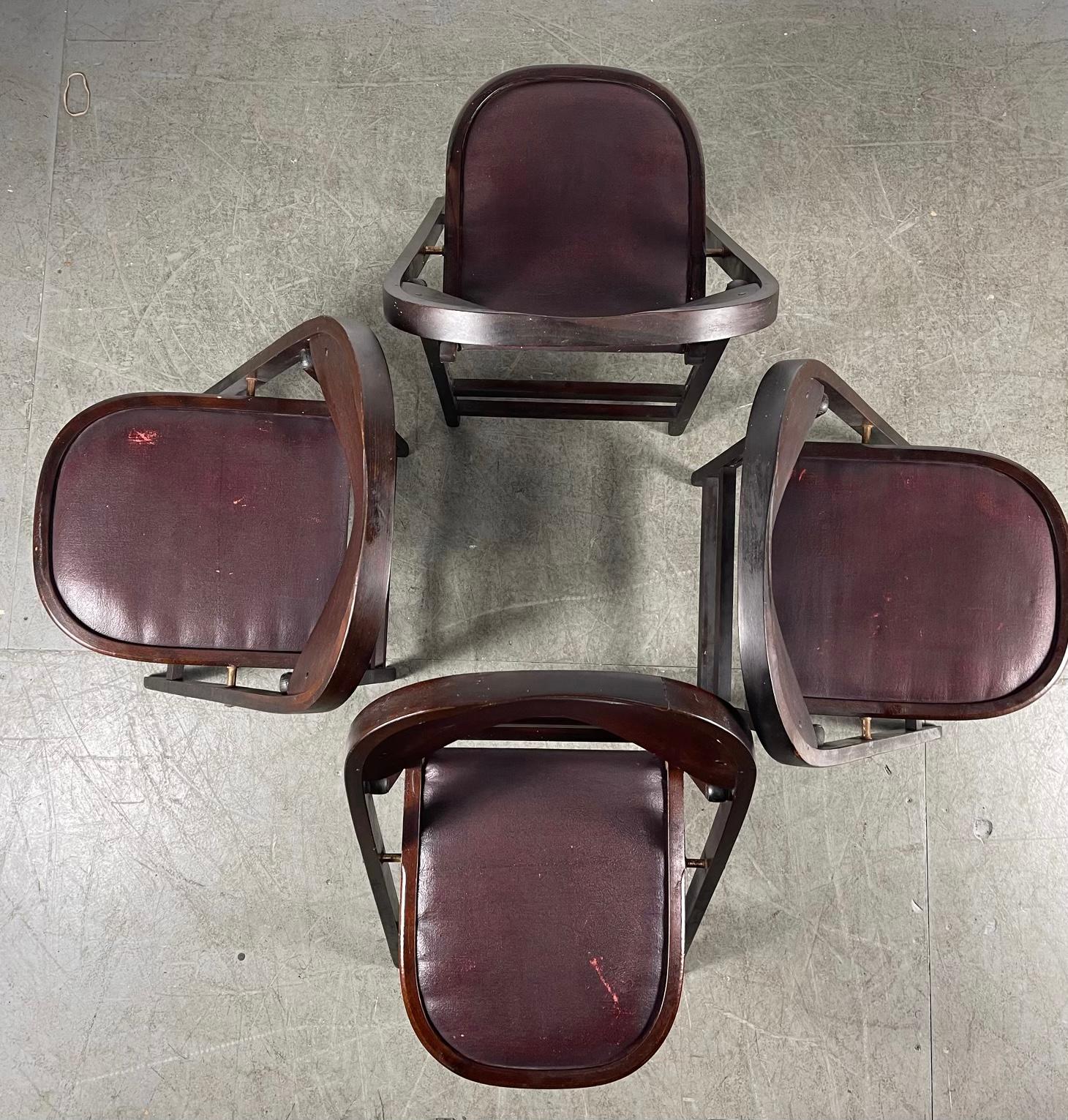 Milieu du XXe siècle Ensemble de 4 chaises pliantes classiques de style Bauhaus Thonet fabriquées par Stakmore en vente