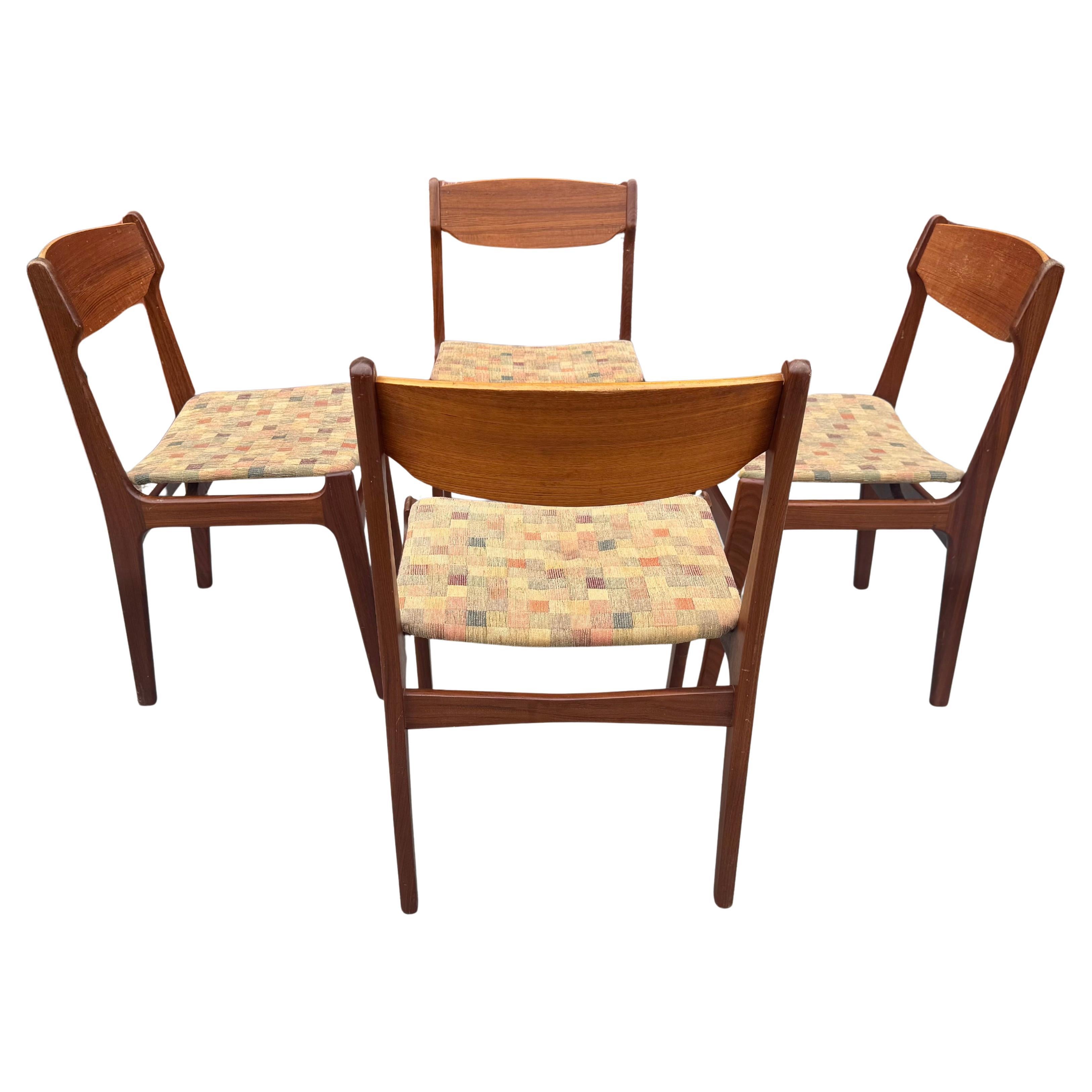 Un bel set di 4 sedie da pranzo moderne danesi attribuite a Erik Buch. Al momento non sono state applicate Label. Nota la bellissima falegnameria a vista. Nota anche quelli che sembrano essere due tipi di legno tra le cornici e gli schienali: credo