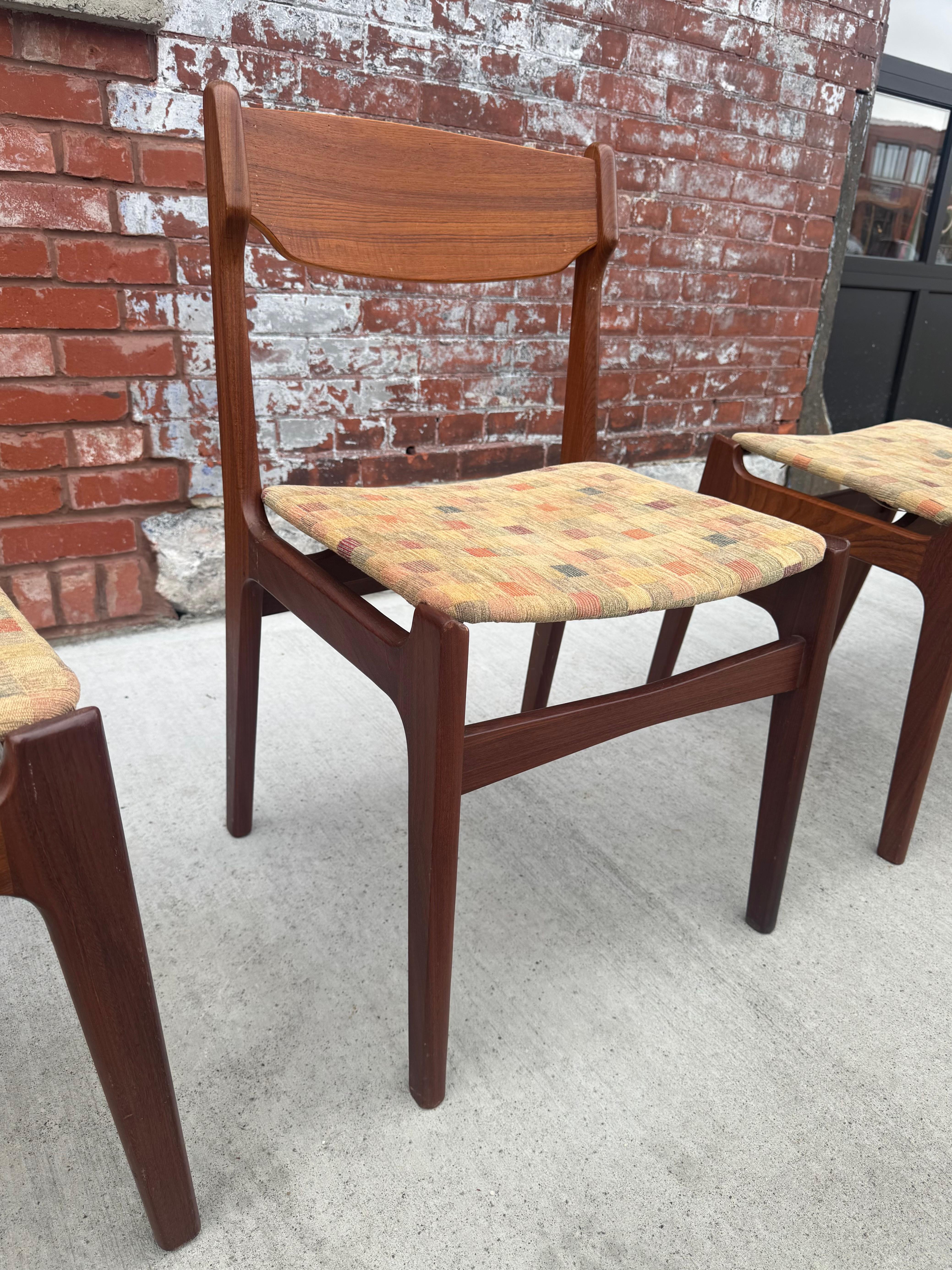 Metà XX secolo Set 4 sedie da pranzo moderne danesi in teak Erik Buch in vendita