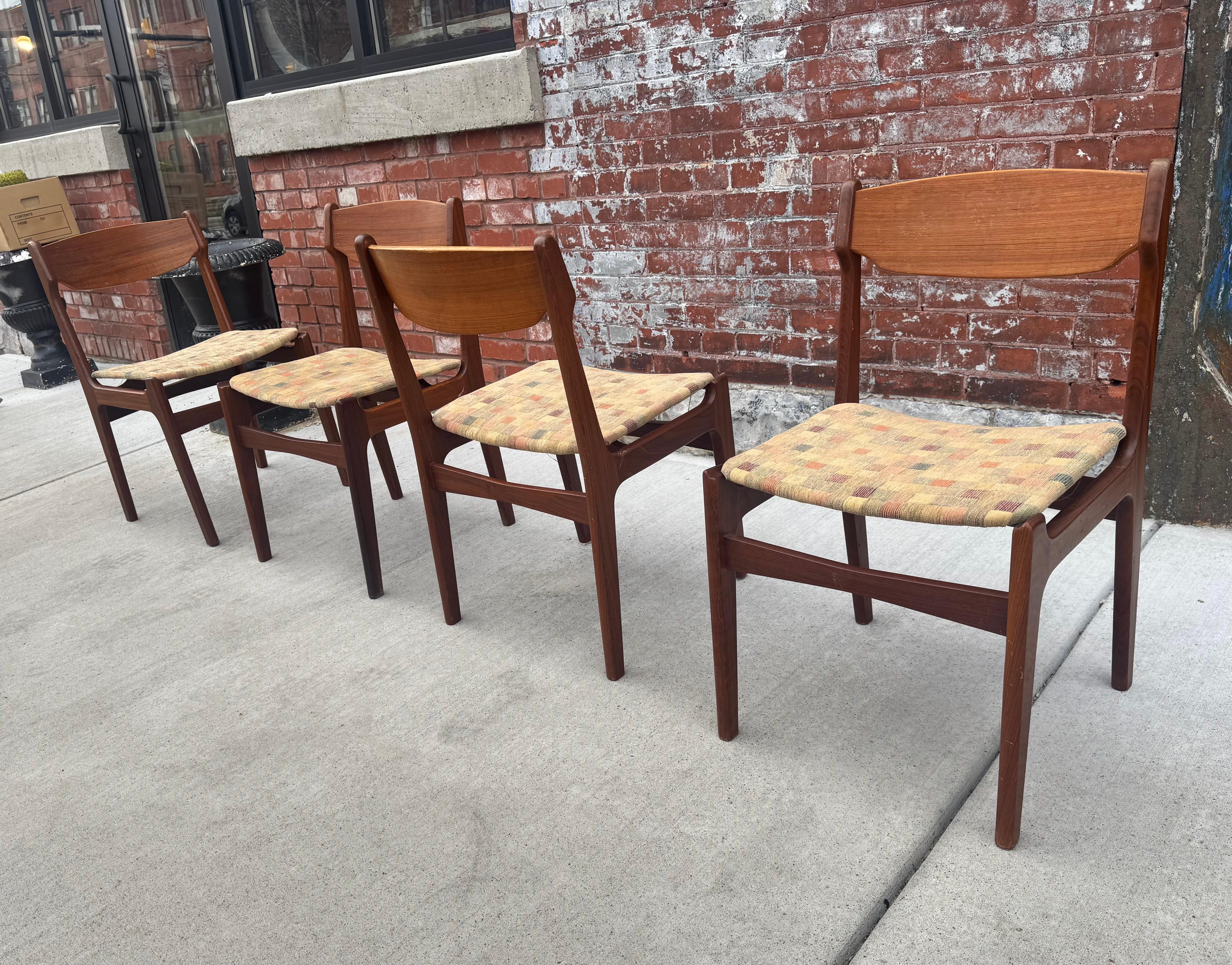 Set 4 sedie da pranzo moderne danesi in teak Erik Buch in vendita 2