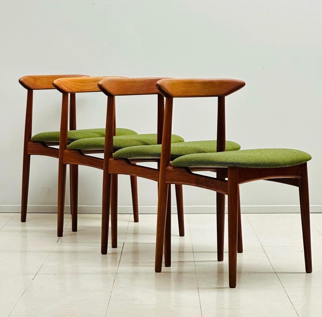 Set 4 Vintage Danish teak chairs by Arne Hovmand-Olsen for Mogens Kold, 1950s.
Elegant and sculptural chair in solid teak with beautifully restored wool fabric... Designed in 1951 as model MK310 by renowned Danish architect A. Hovmand Olsen. A very