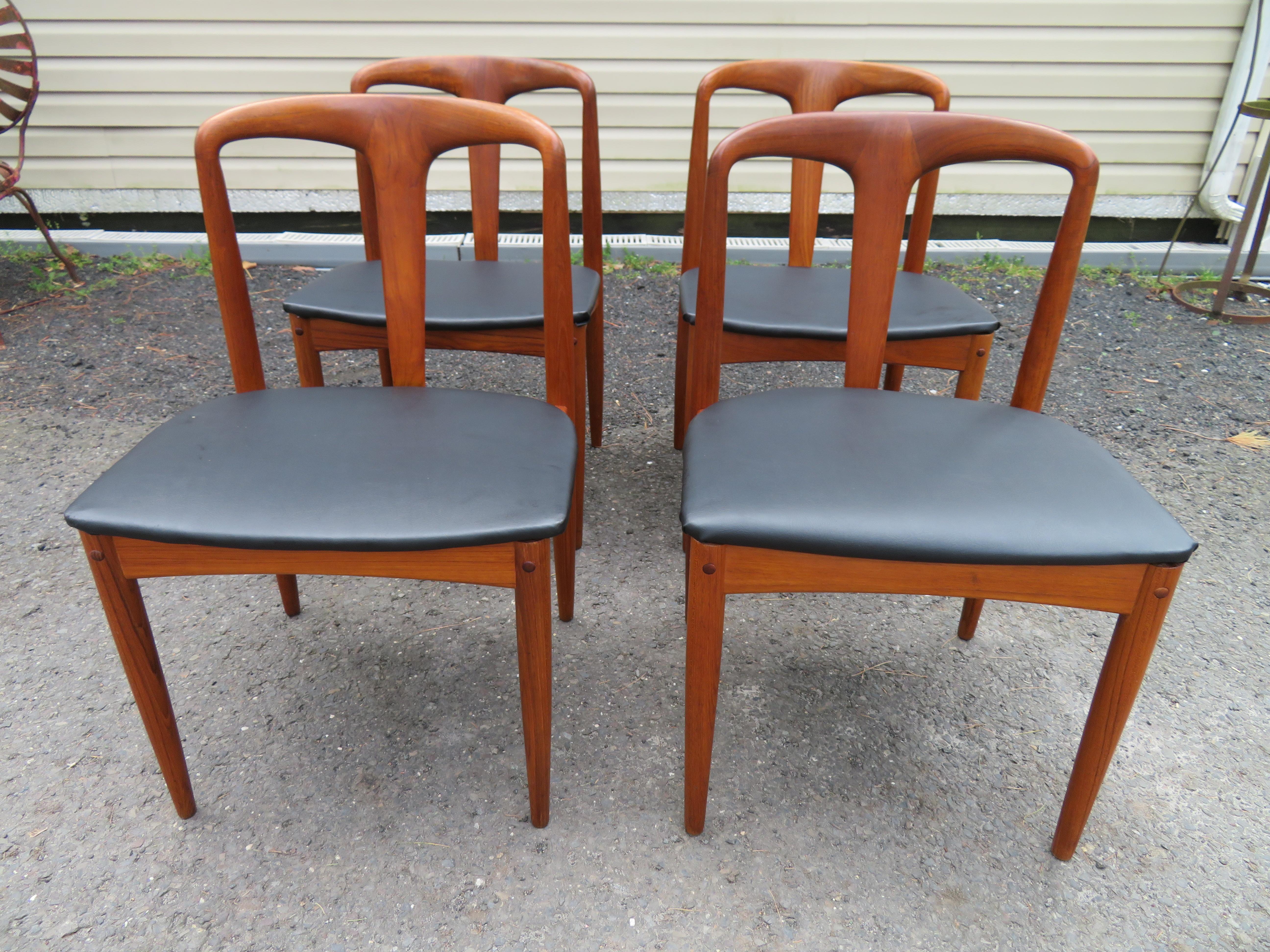 Scandinavo moderno Set 4 sedie da pranzo danesi in teak Juliane di Johannes Andersen Uldum Møbelfabrik in vendita