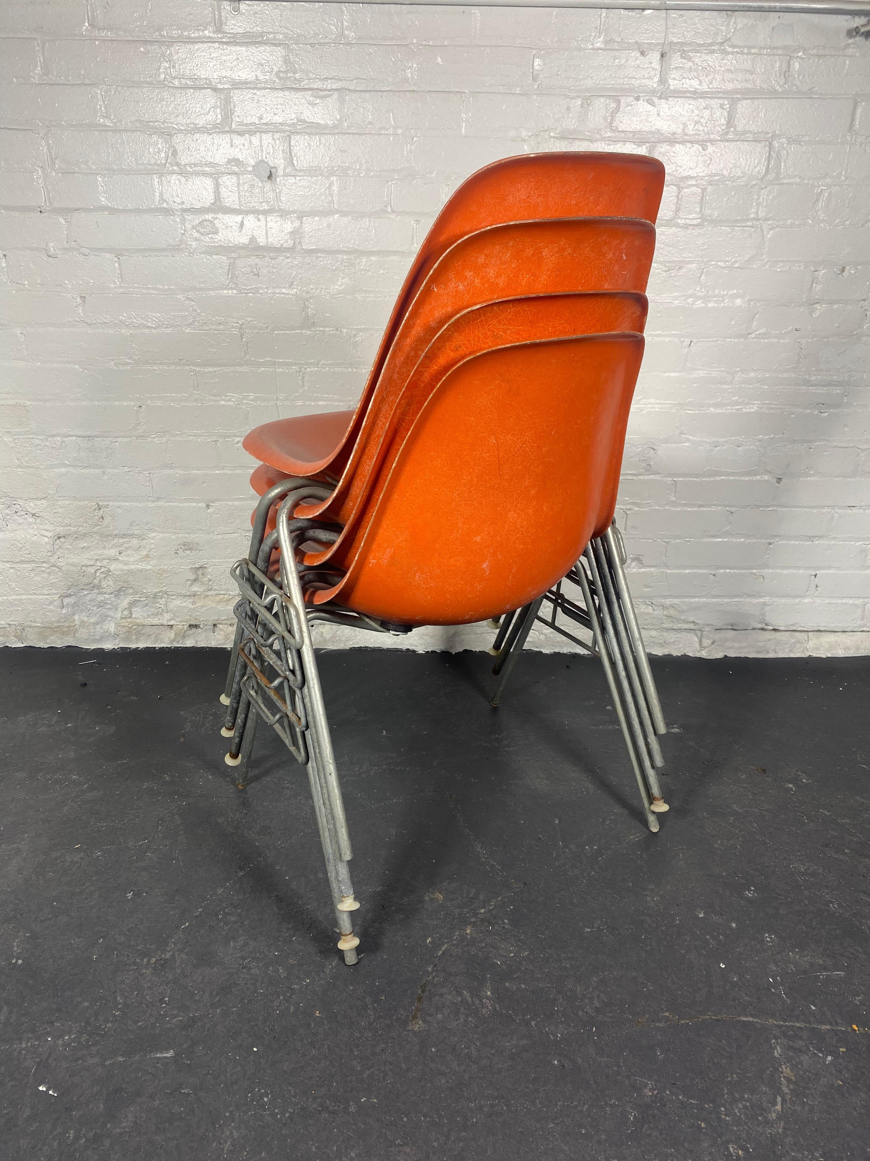 Américain Set de 4 chaises empilables DSS Charles & Ray Eames, Herman Miller, Orange Fiberglass en vente