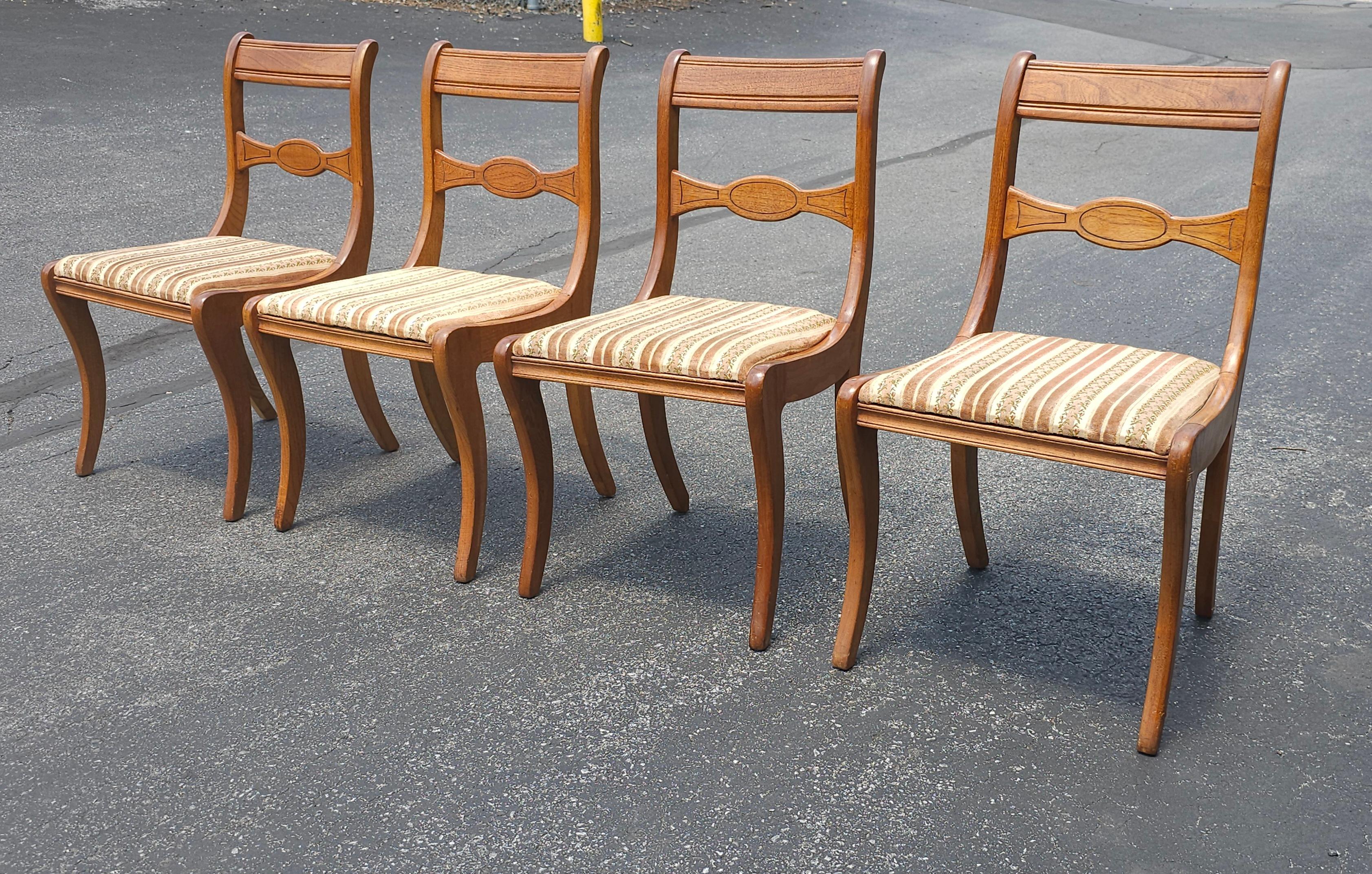Americano Set di 4 sedie imbottite con schienale a scaletta Duncan Phyfe di Payne Furniture dell'inizio del XX secolo in vendita