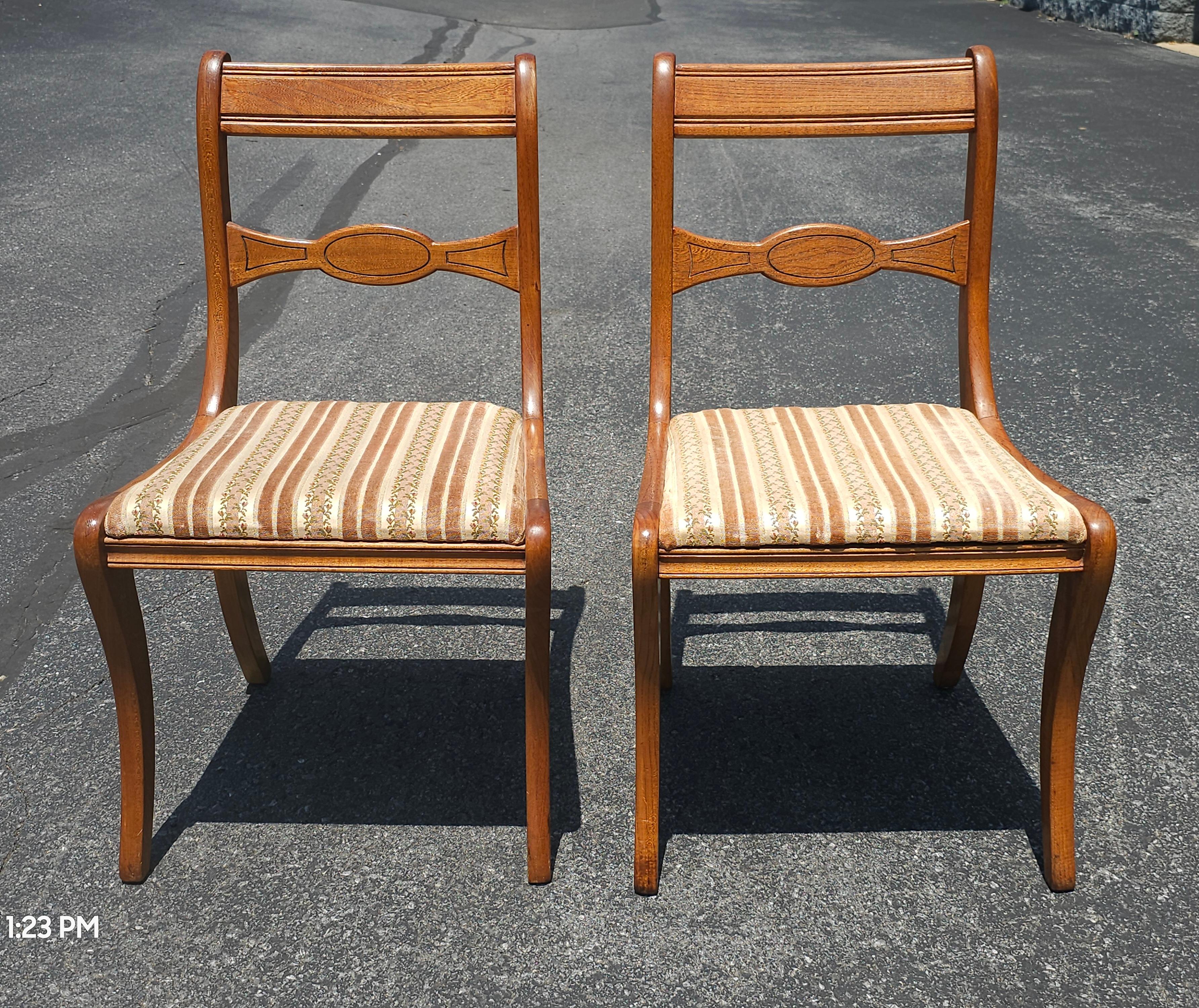 Tappezzeria Set di 4 sedie imbottite con schienale a scaletta Duncan Phyfe di Payne Furniture dell'inizio del XX secolo in vendita