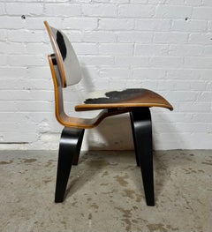 Set mit 4 frühen „D C W“-Stühlen von Charles Eames (Esszimmerstühle aus Holz), restauriert mit Rindsleder