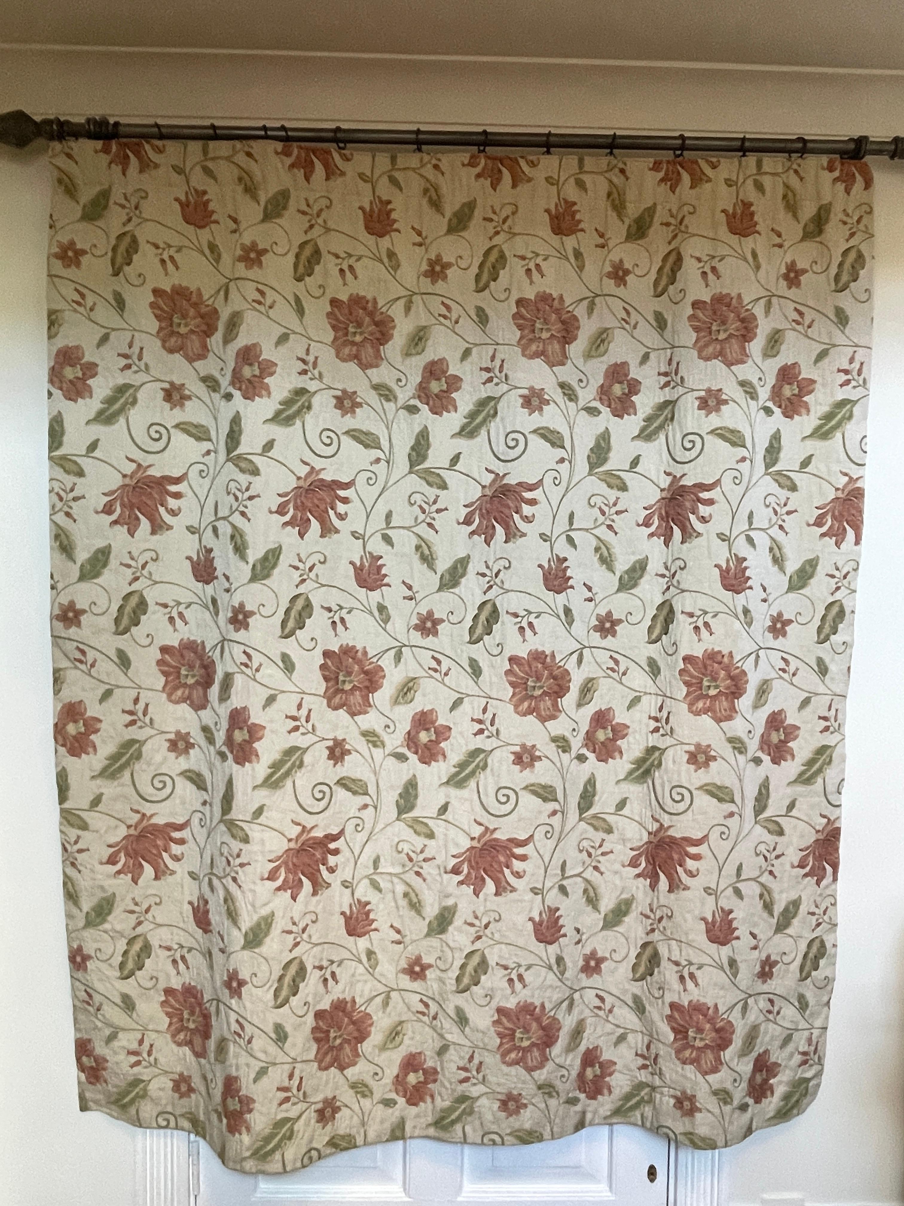 JUSTE ACHETÉ PLUS D'INFORMATIONS A SUIVRE OU A LA DEMANDE, photos par iphone

Un charmant ensemble de 4 rideaux, pour une chambre à coucher ou un lit d'essai. La broderie est de style pastoral du XVIIIe siècle et est durable. Elle convient donc