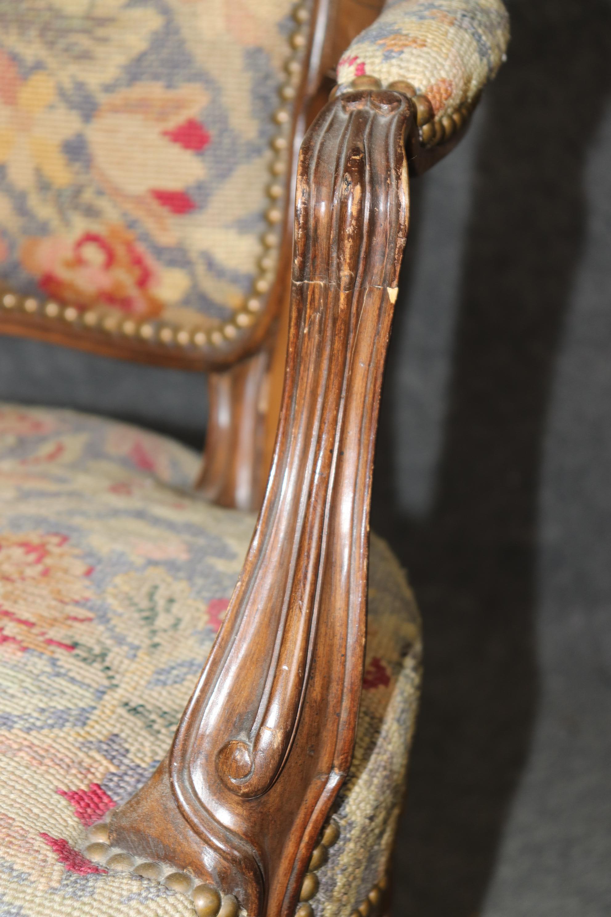 Set di 4 sedie da pranzo francesi in stile Luigi XV in noce intagliato e rivestito di aghi in vendita 5