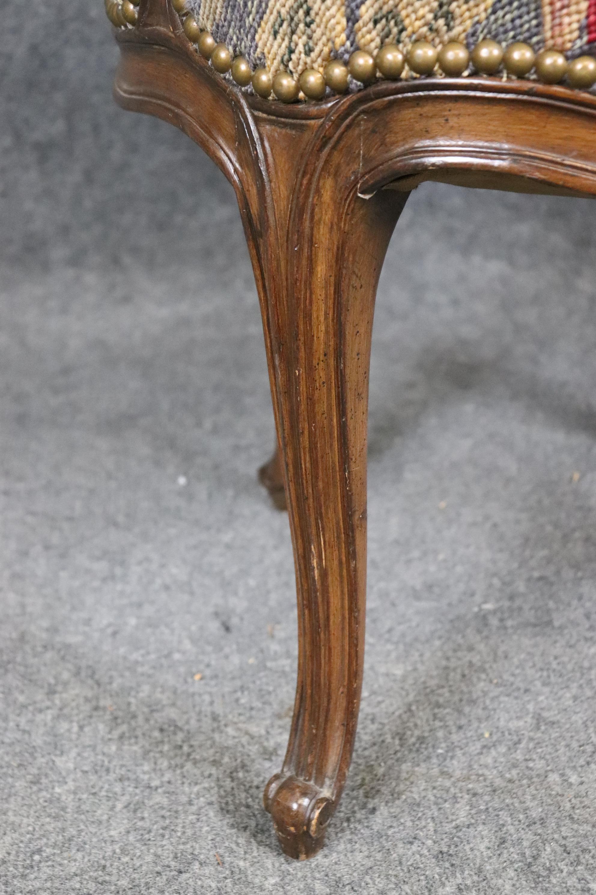 Set di 4 sedie da pranzo francesi in stile Luigi XV in noce intagliato e rivestito di aghi in vendita 2