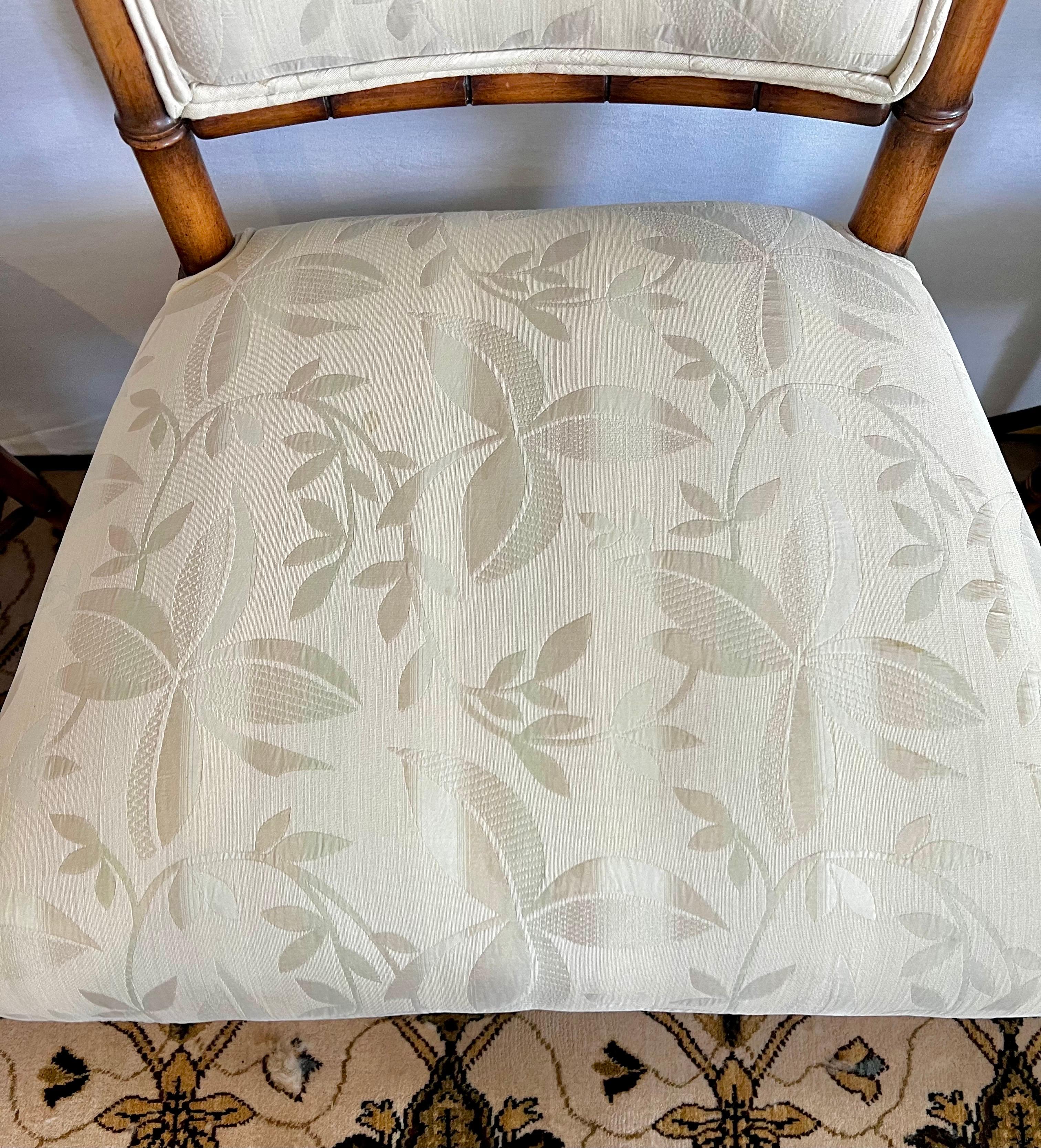 Eccezionale set di quattro poltrone in legno di bambù in stile Reggenza francese con tessuto Scalamandre beige.  Il tema è quello della ricchezza e del lusso.  Grandi linee e scala migliore.