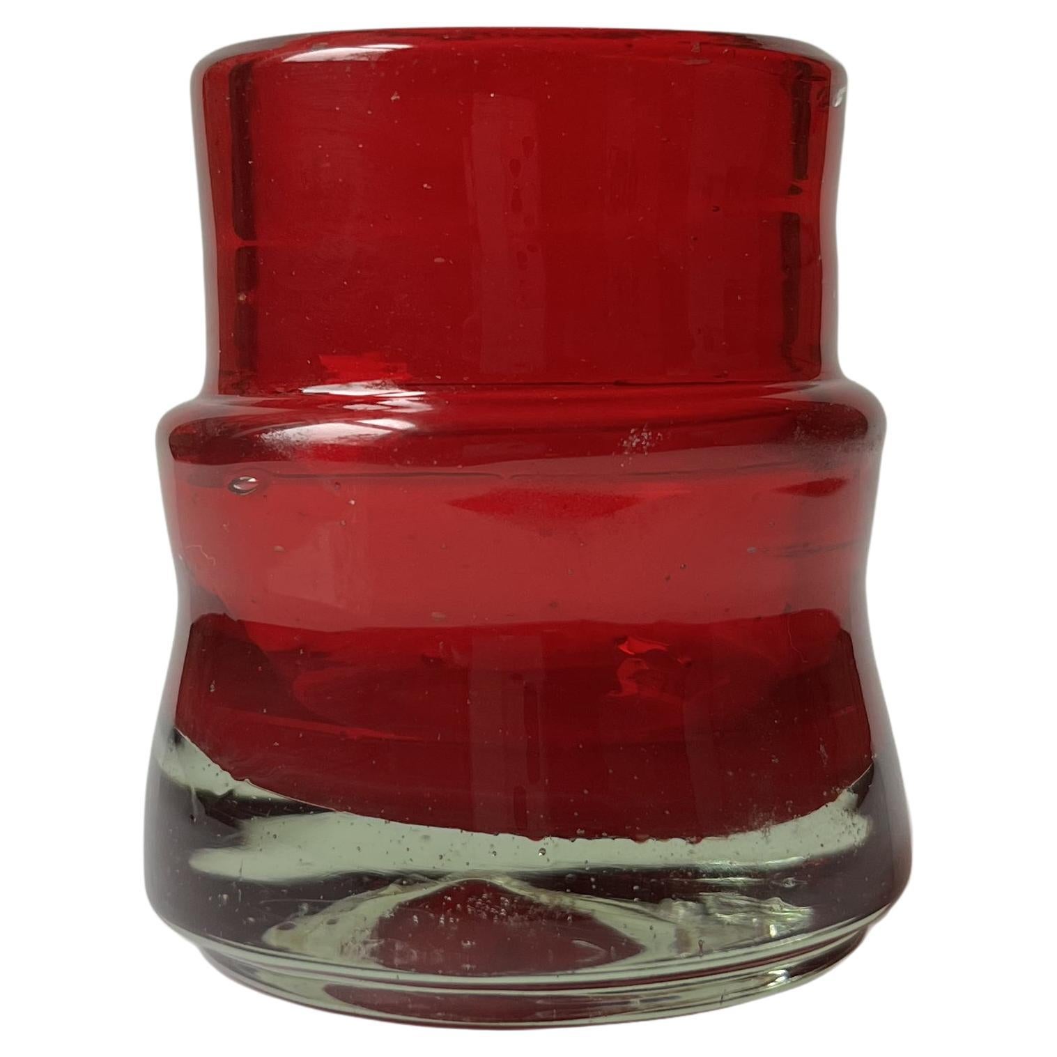 Acatl ist eine Kollektion von Bechern und Gläsern für Likör, Mezcal und Tequila in 6 verschiedenen Farben. 

Hergestellt in Jalisco, Mexiko, aus 100% recyceltem Glas. 

Die Form dieser Collection'S ergibt sich aus der Verbindung von zwei Elementen.