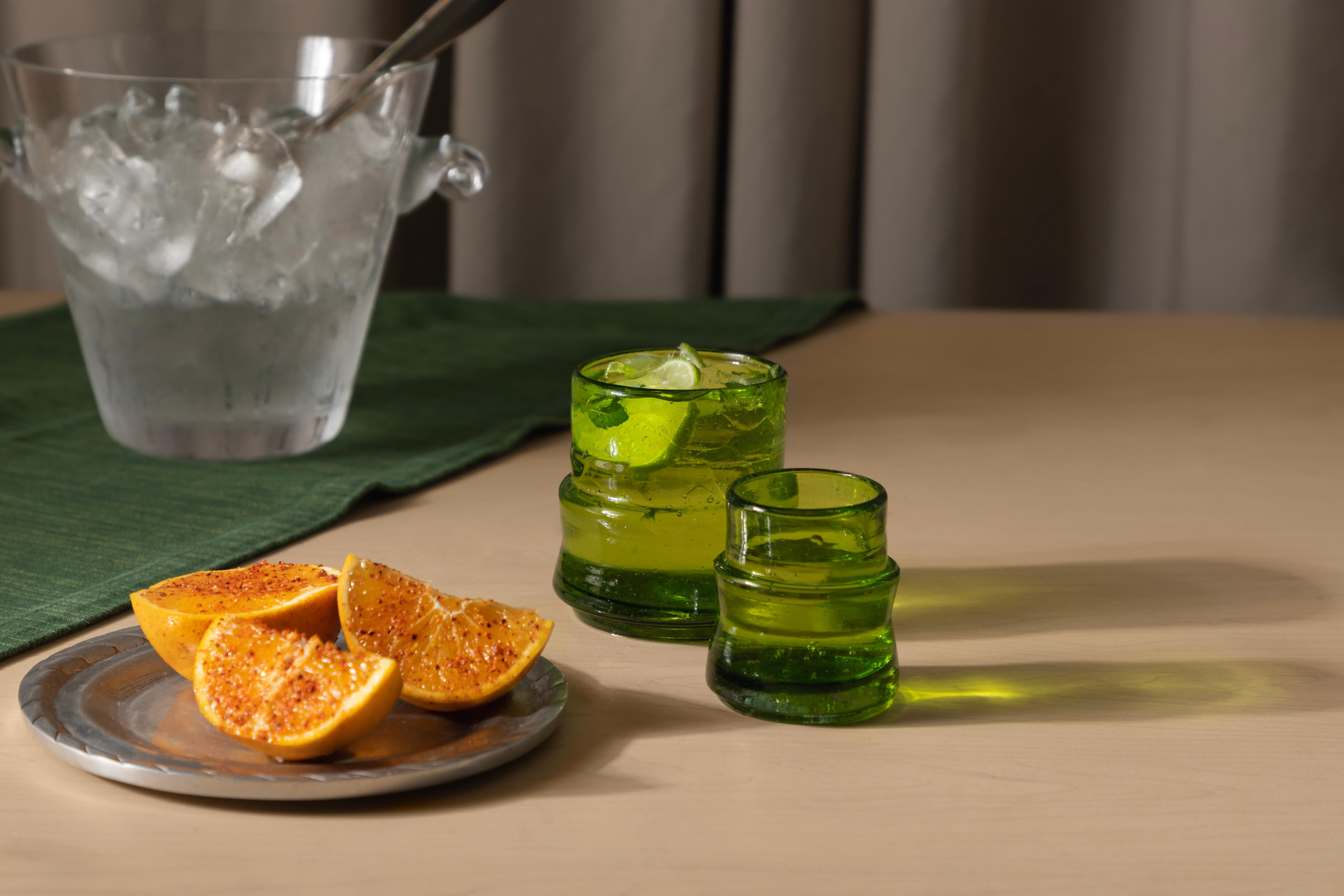 Ensemble de 4 verres à cocktail soufflés à la main, verts. Inspiré de l'art préhispanique   en vente 1