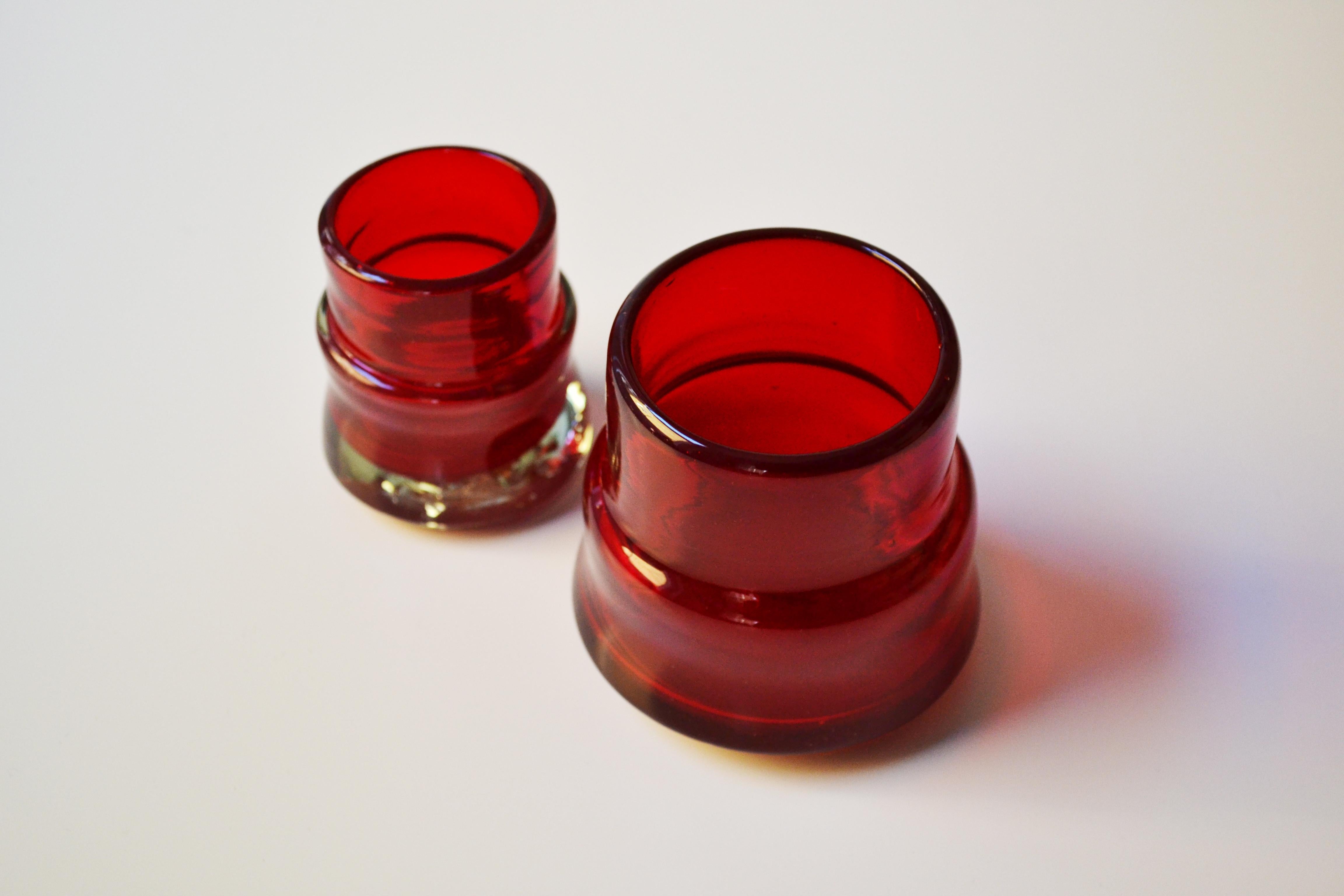 Set 4 mundgeblasene Cocktailgläser Rot. Inspiriert von der vorspanischen Kunst   (Art déco) im Angebot