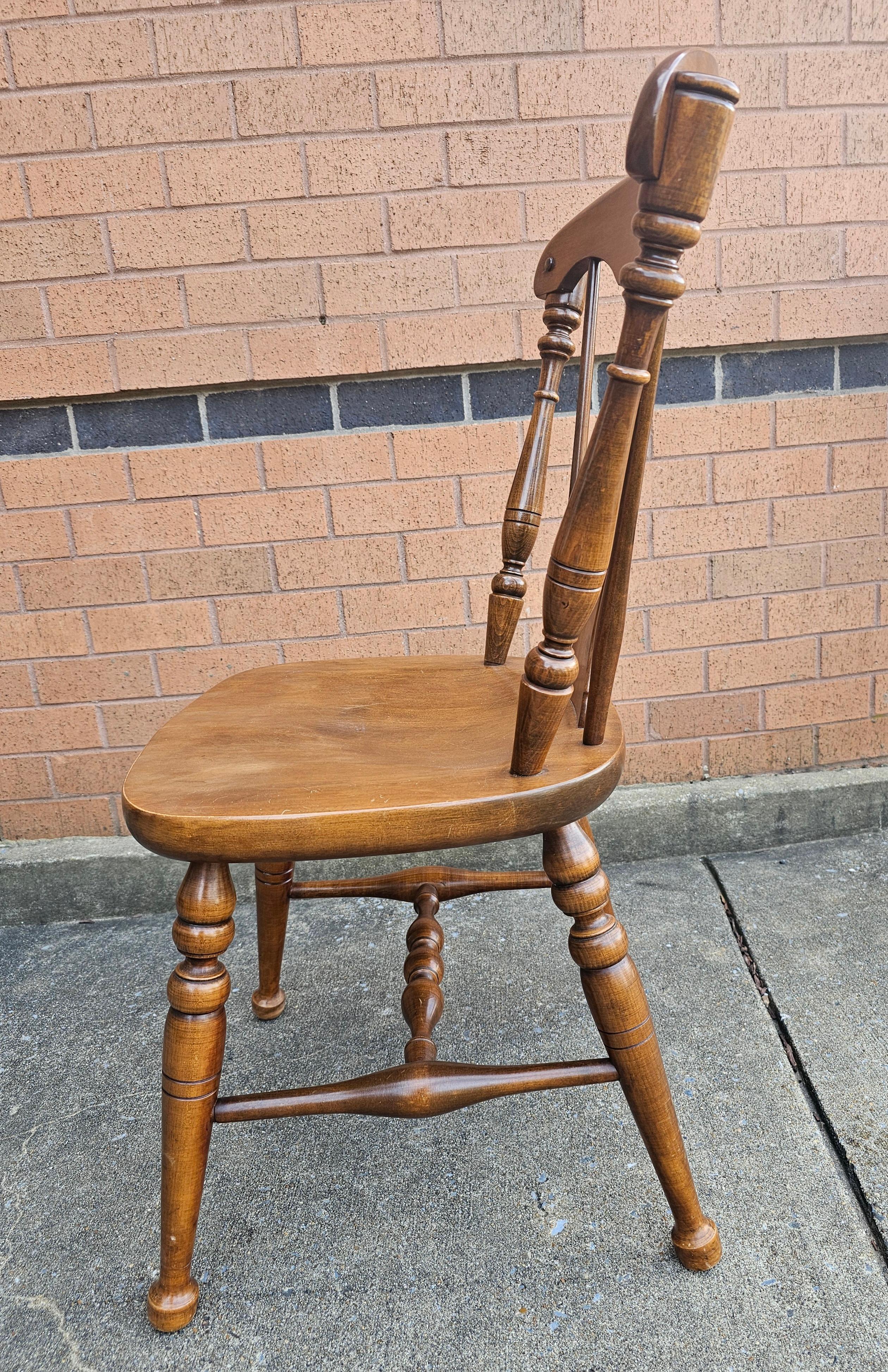 Heywood Wakefield ensemble de 4 chaises à dossier plat de style colonial en érable dur et érable cannemon en vente 4