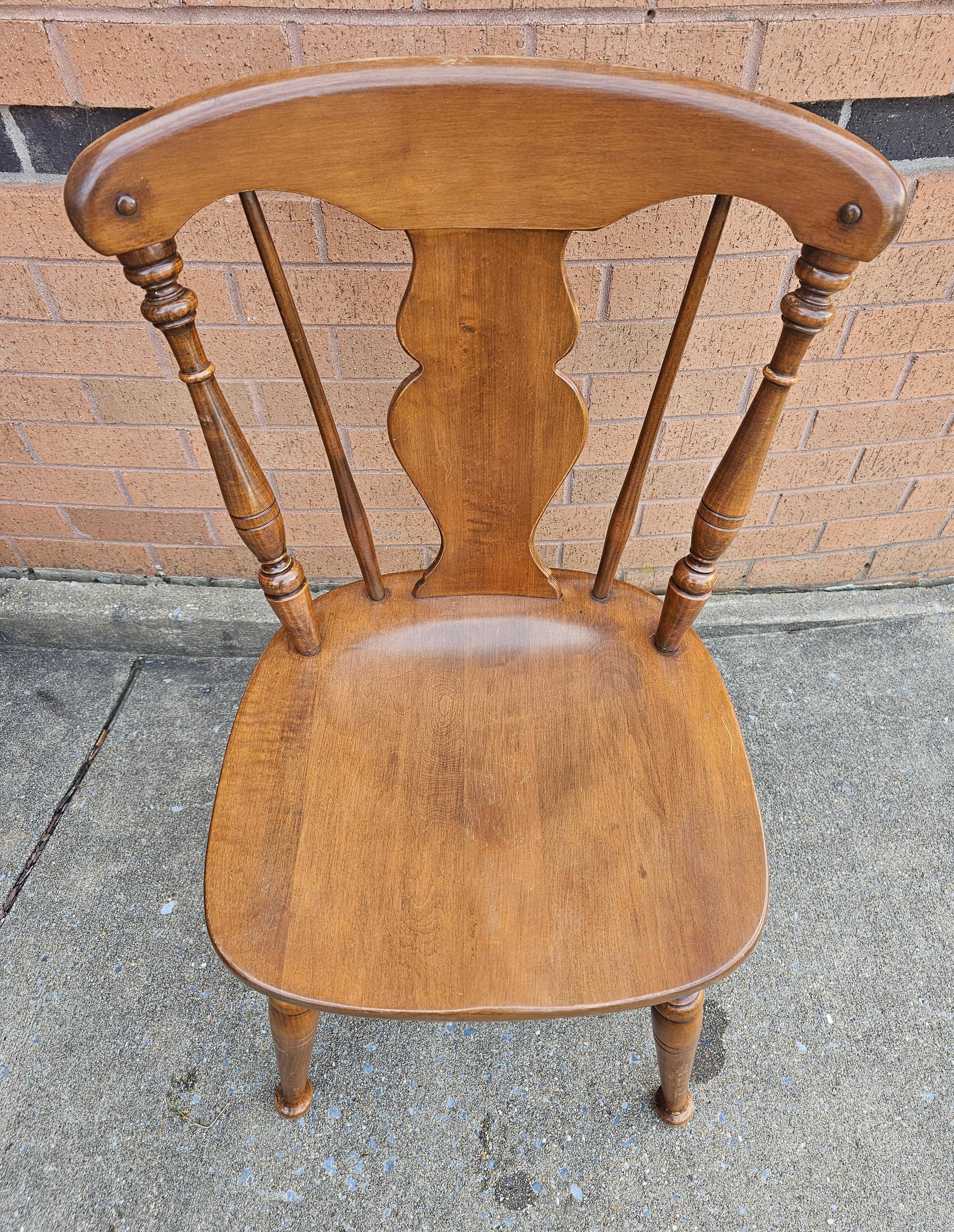 Heywood Wakefield ensemble de 4 chaises à dossier plat de style colonial en érable dur et érable cannemon en vente 7