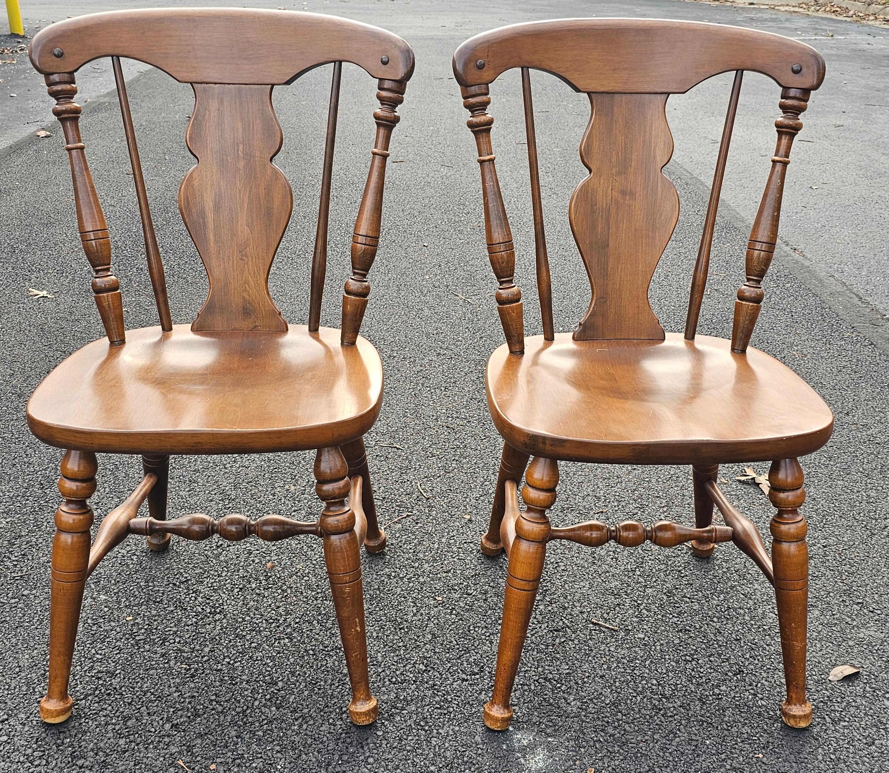 Heywood Wakefield ensemble de 4 chaises à dossier plat de style colonial en érable dur et érable cannemon en vente 8