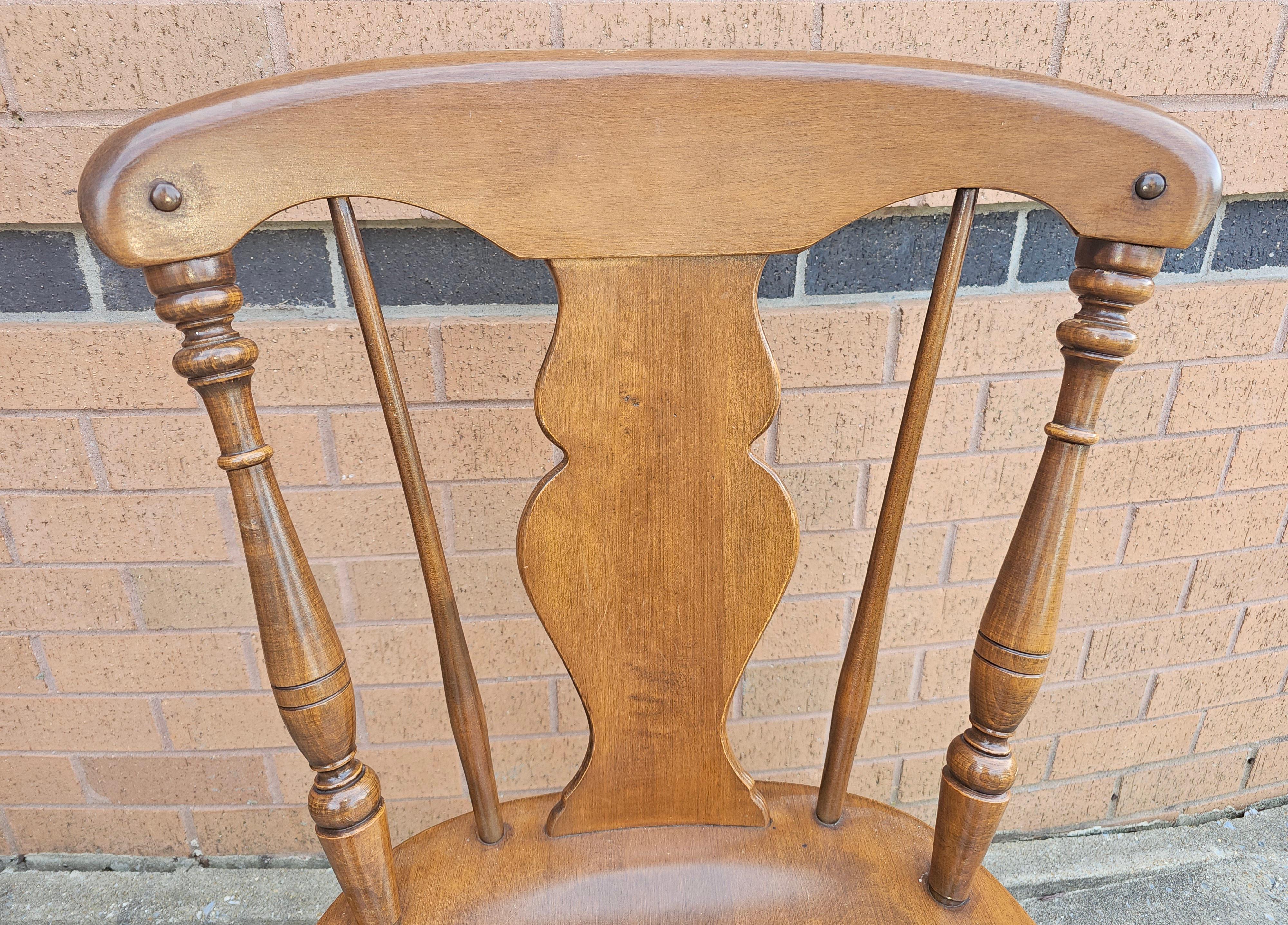 20ième siècle Heywood Wakefield ensemble de 4 chaises à dossier plat de style colonial en érable dur et érable cannemon en vente