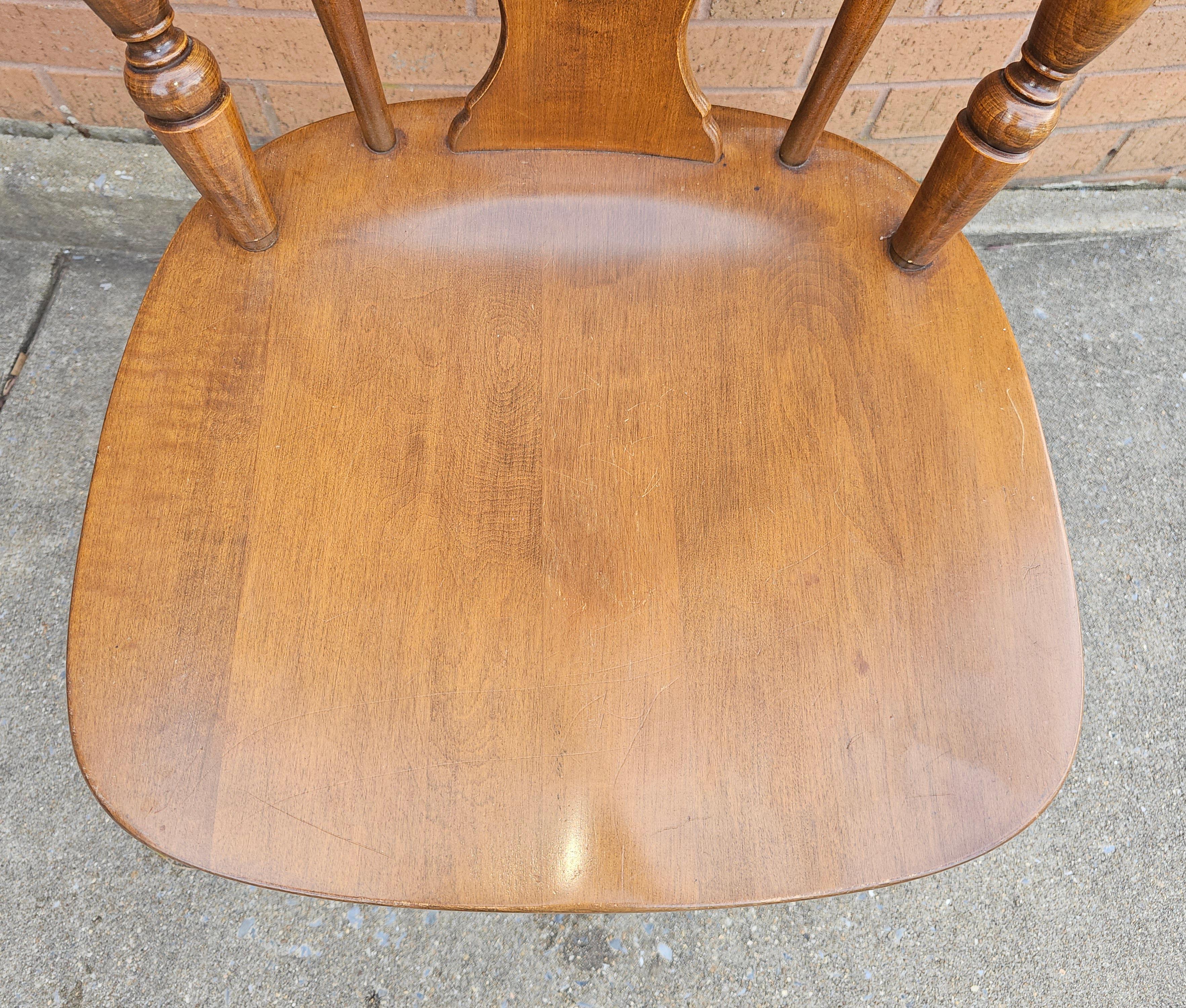 20th Century Set 4 Heywood Wakefield Hard Rock Maple Cinnamon Colonial Style Splat Back Chair For Sale
