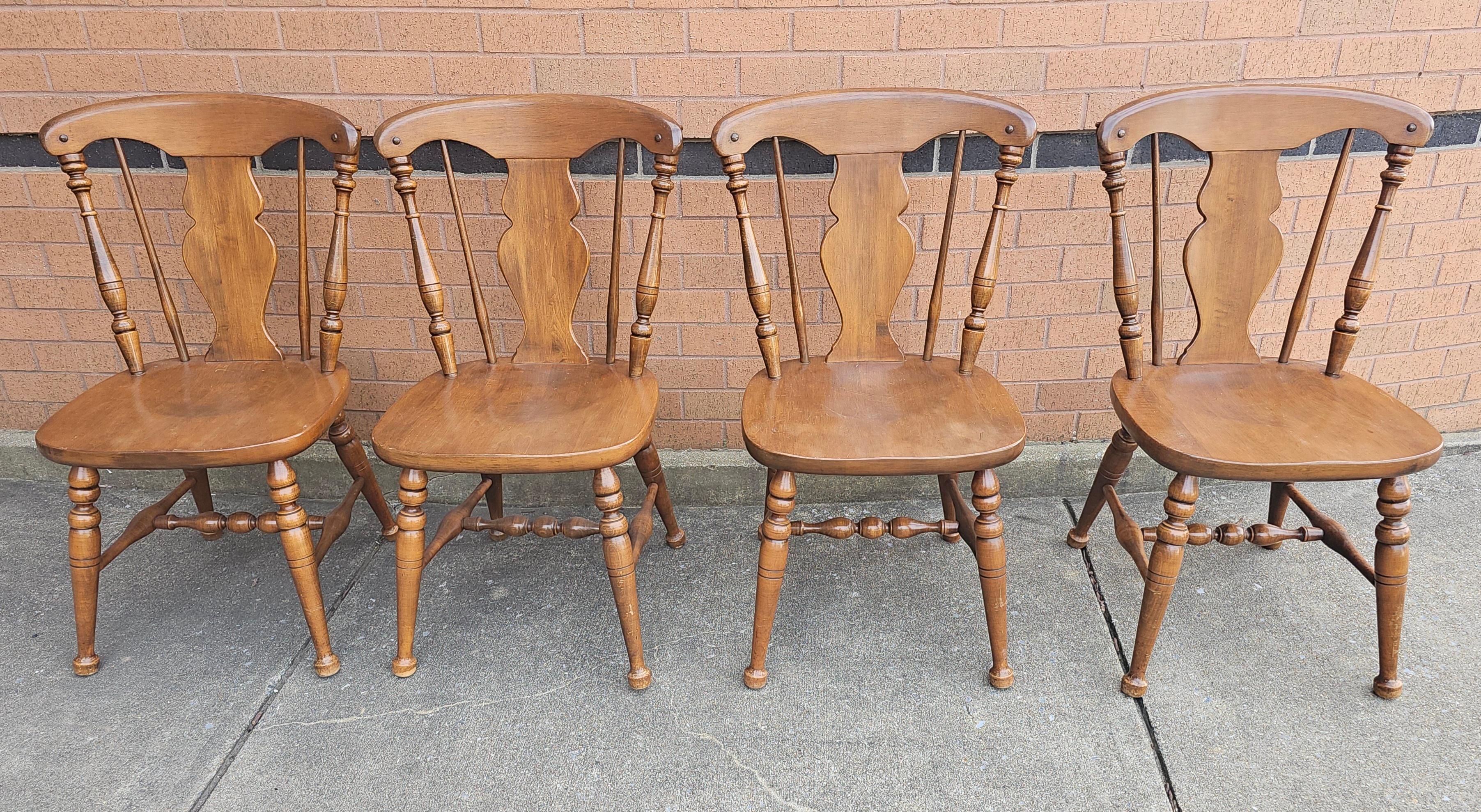 Heywood Wakefield ensemble de 4 chaises à dossier plat de style colonial en érable dur et érable cannemon en vente 1