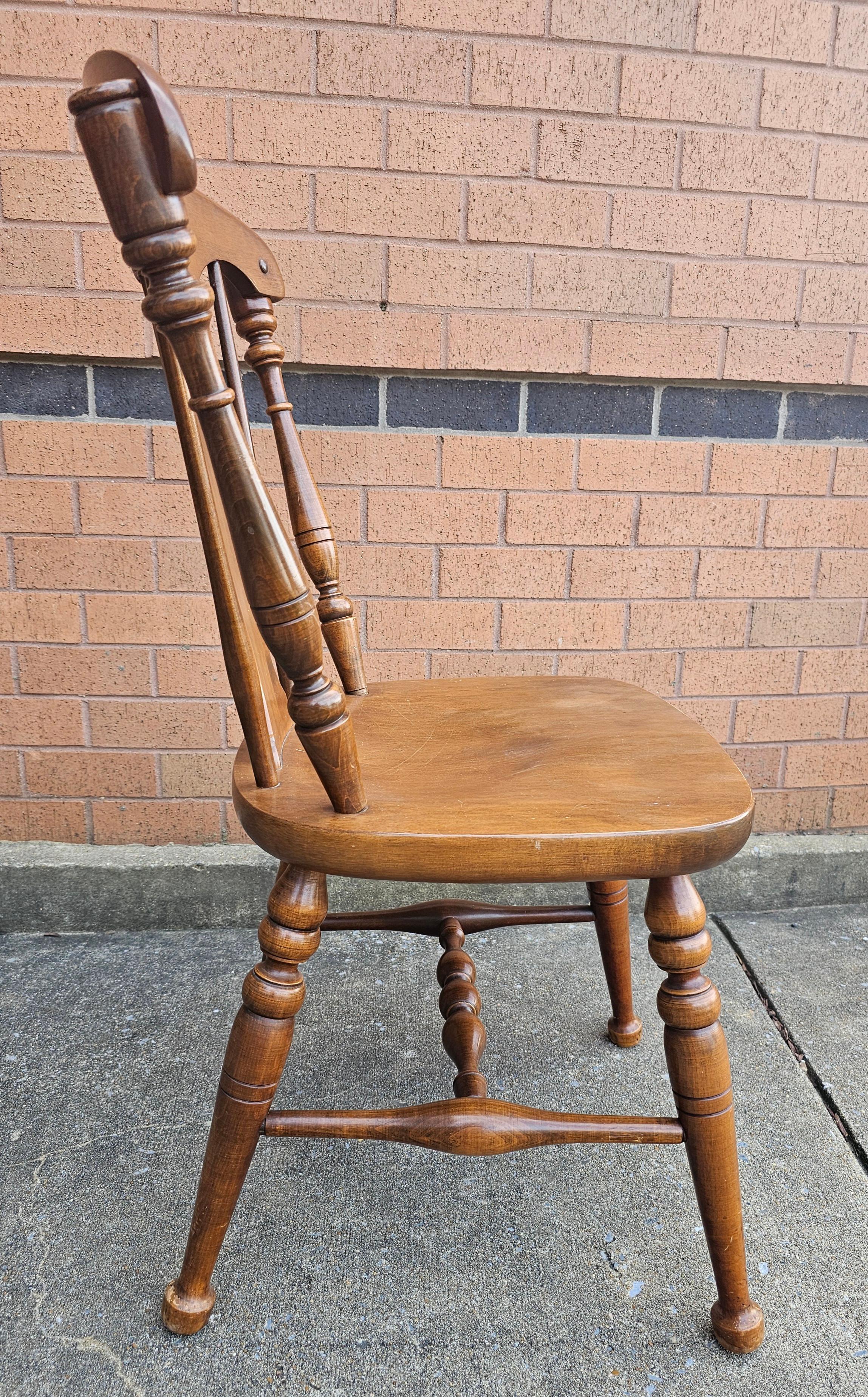 20th Century Set 4 Heywood Wakefield Hard Rock Maple Cinnamon Colonial Style Splat Back Chair For Sale