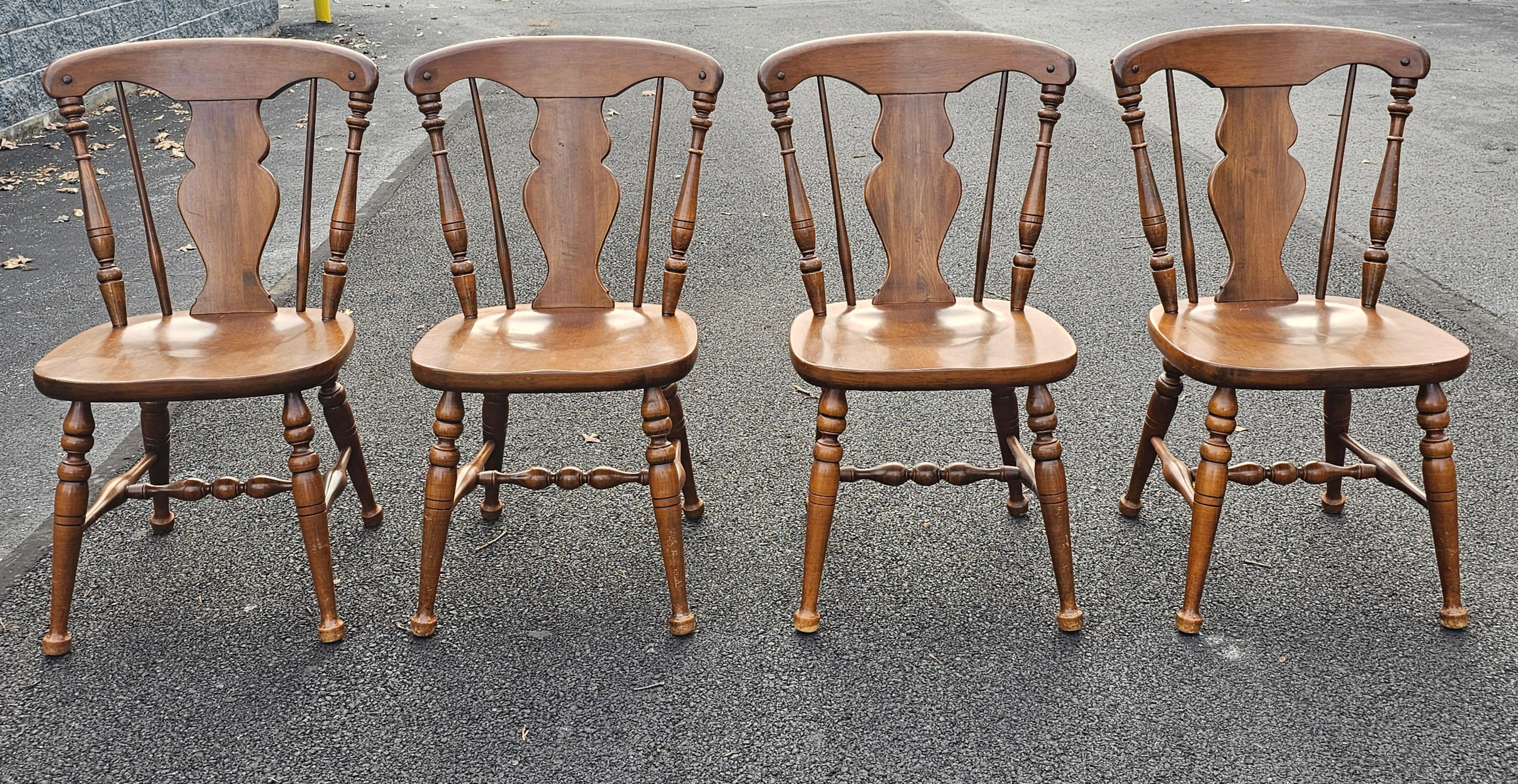 Heywood Wakefield ensemble de 4 chaises à dossier plat de style colonial en érable dur et érable cannemon en vente 3