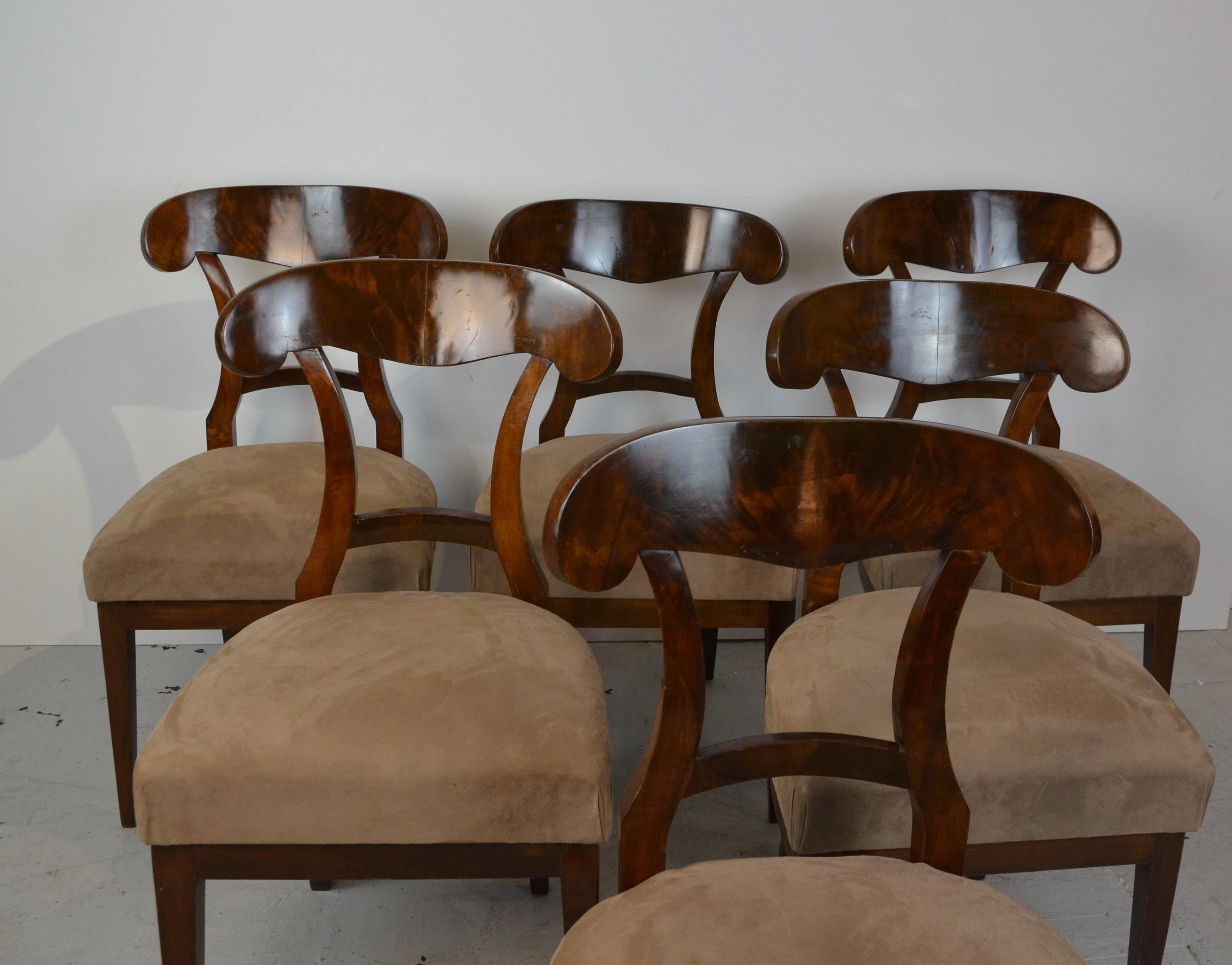 A set of 6 Biedermeier dining chairs in mahogany, circa 1850. Tapered legs. Crotch mahogany back-splats.
Suede upholstery in a beige color.

Please note: This is a set of 6, not 4 as shown in another section of the listing.