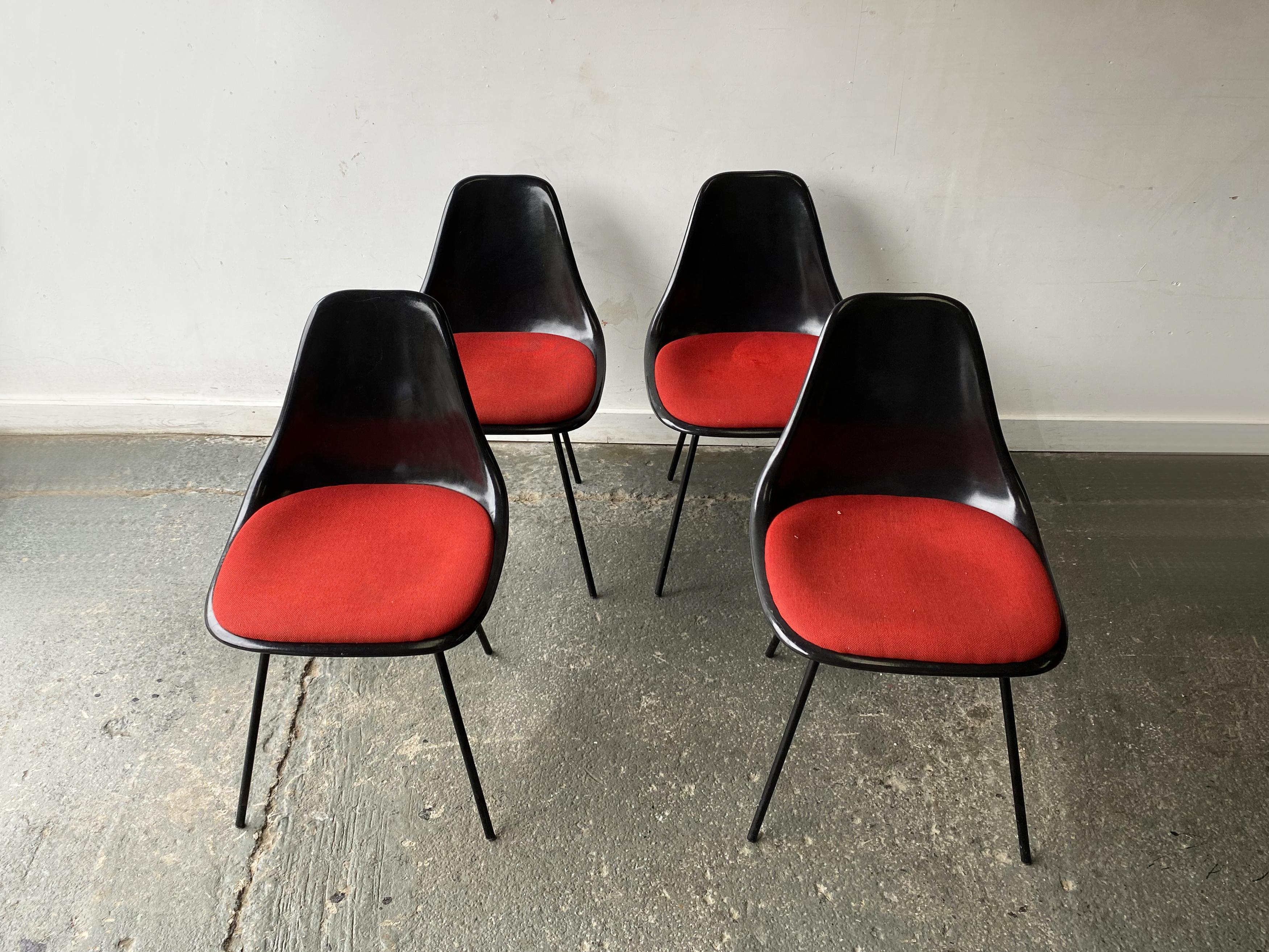 Satz 4 Stühle aus der Mitte der 1960er Jahre von Maurice Burke für Arkana nach Eero Saarinen (20. Jahrhundert) im Angebot