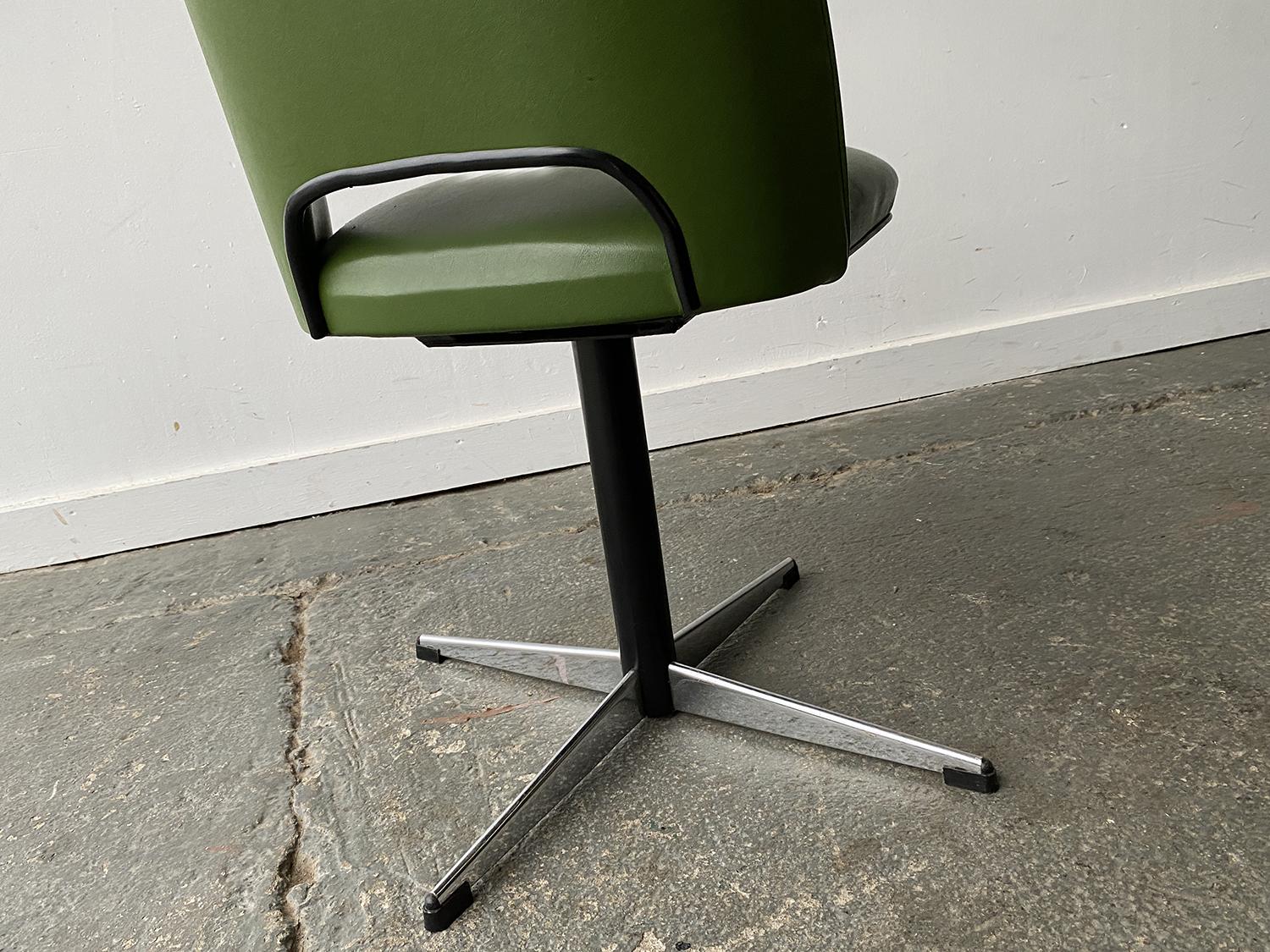 20th Century Set 4 Mid-Century Modern 1960s swivel dining/kitchen/office chairs For Sale