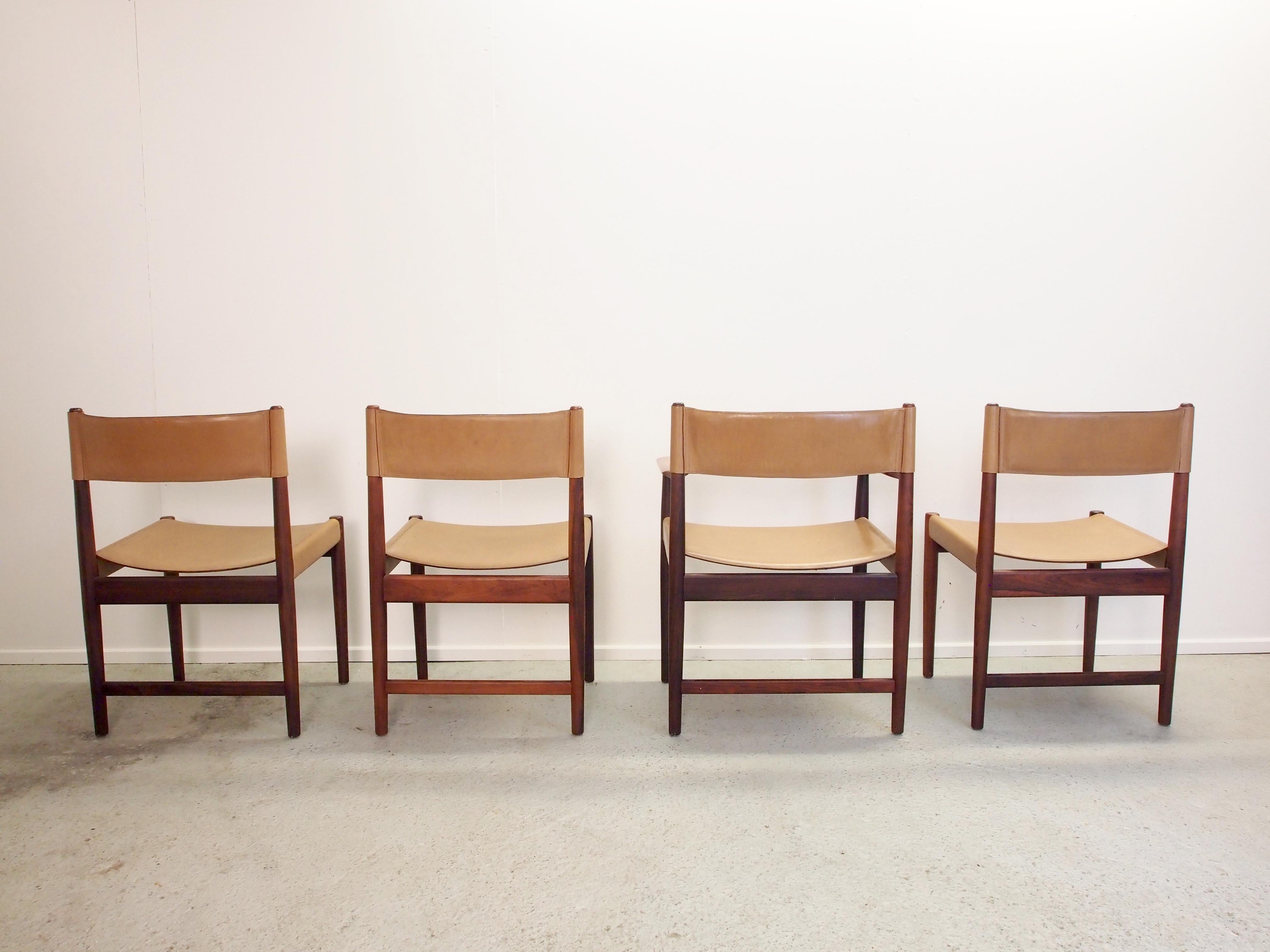 Stunning 4 vintage midcentury pallisander and leather dining chairs by Kurt Ostervig for Sibast Furniture.

4 beautiful high quality Danish design dining chairs from the 1950s with a solid palissander construction and liver colored leather