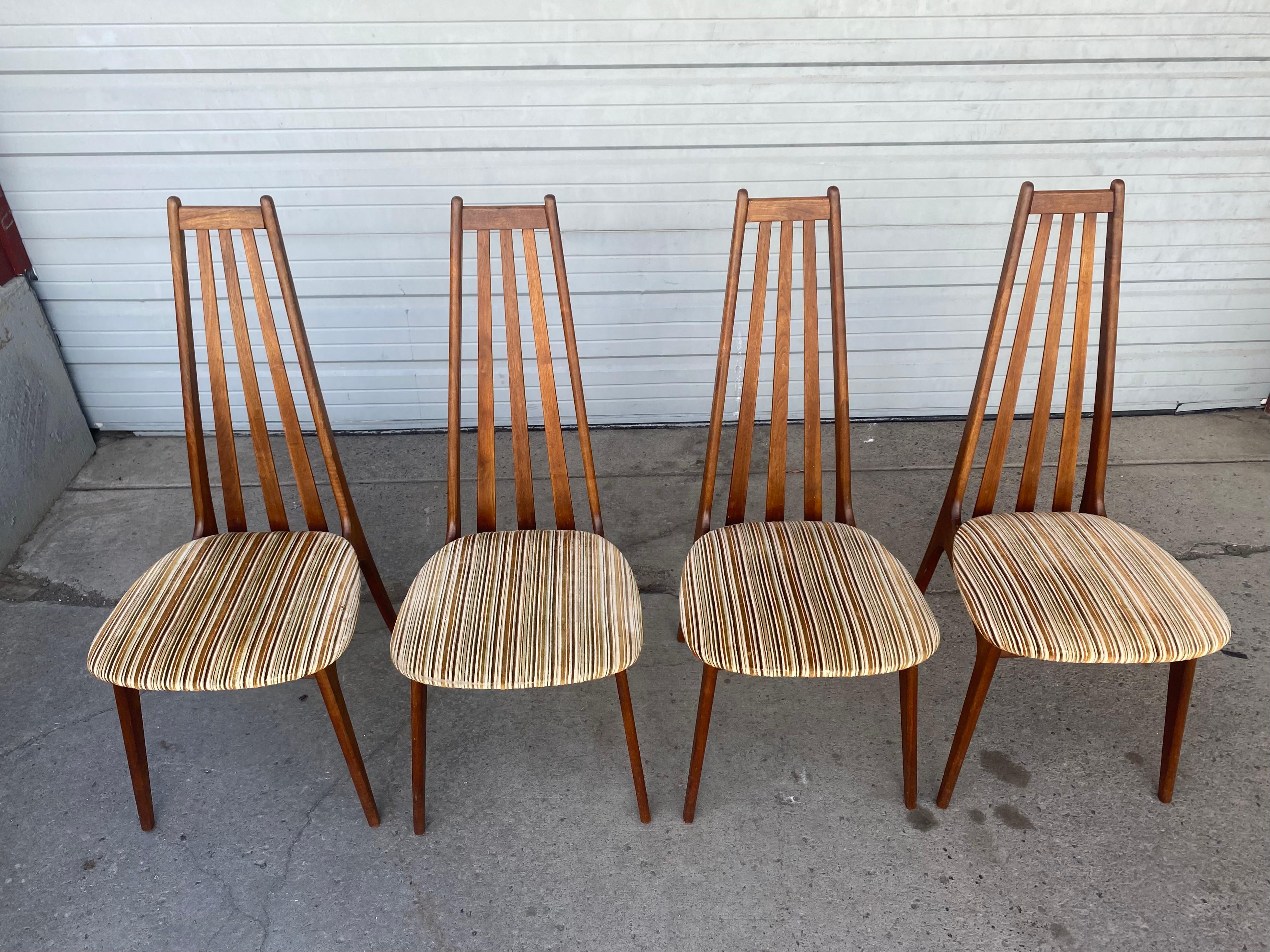 Ensemble de 4 chaises à manger modernistes à haut dossier en noyer par Adrian Pearsall pour Craft Associates. Style et conception classiques. Livraison en main propre possible à New York City ou n'importe où en route depuis Buffalo NY.