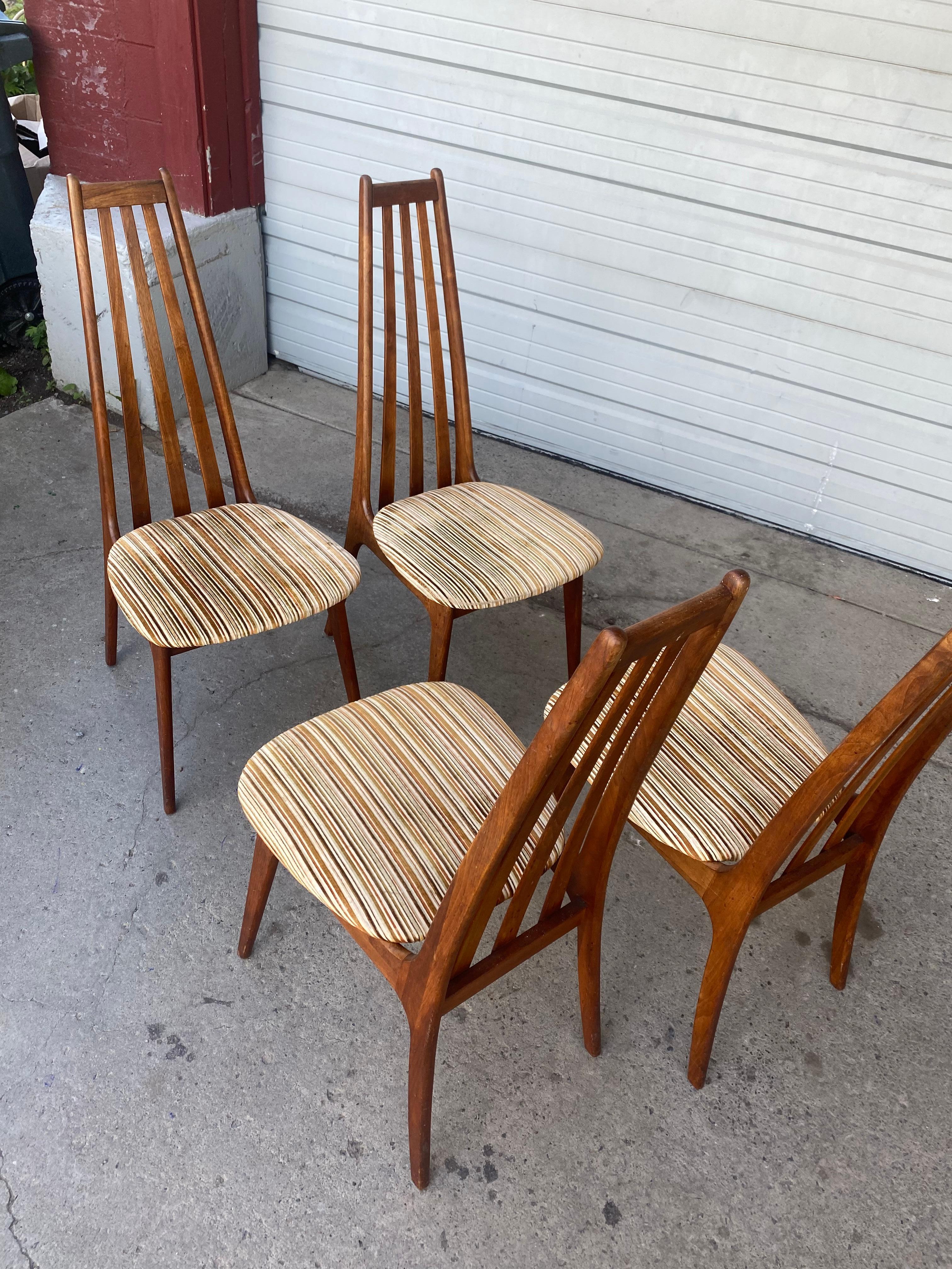 Tissu d'ameublement Ensemble de 4 chaises de salle à manger modernistes à haut dossier en noyer par Adrian Pearsall en vente