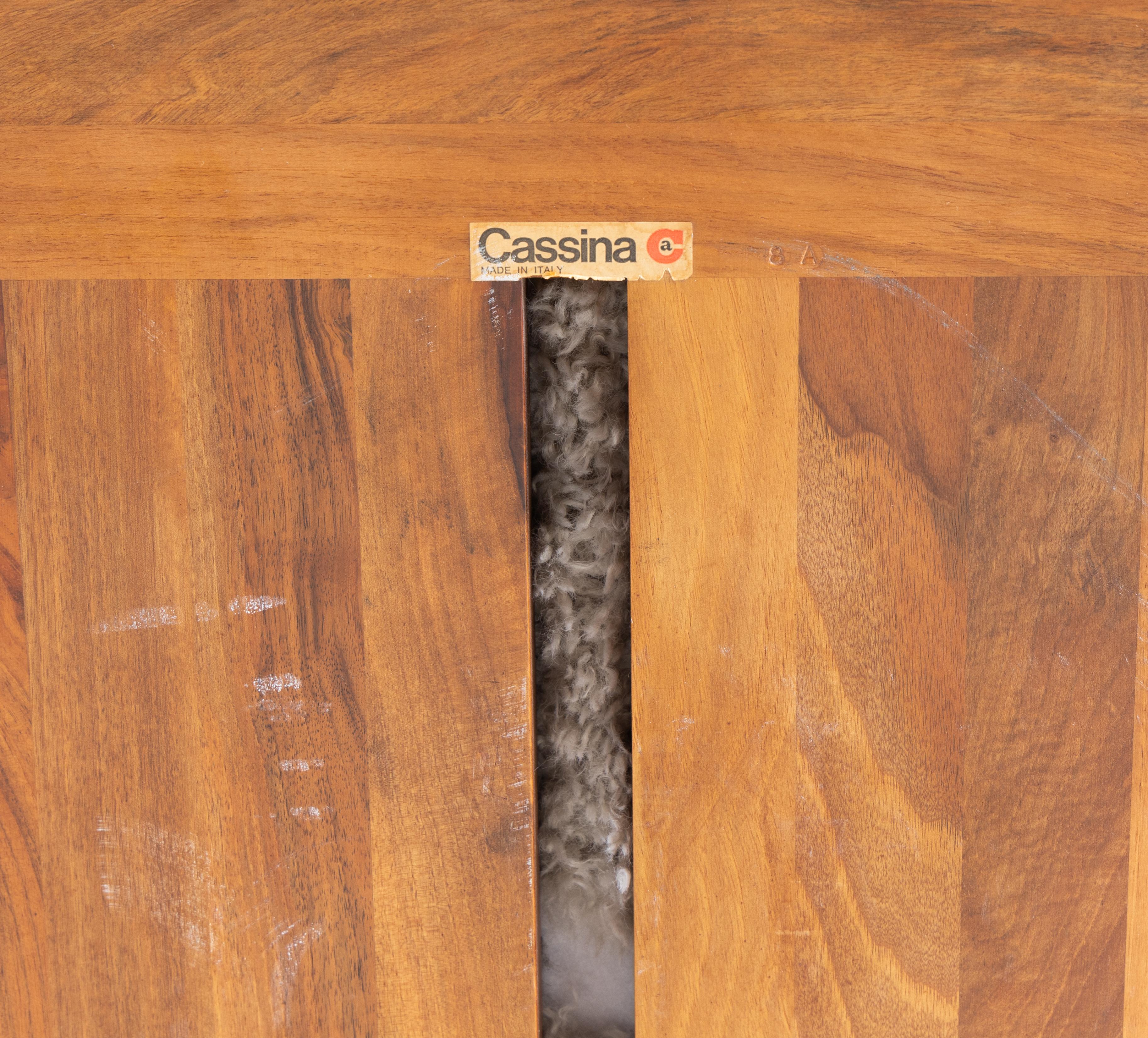 Divano Pianura, progettato da Mario Bellini per Cassina nel 1970, rivestimento in tessuto grigio a pelo lungo, un materiale morbido e confortevole che esalta la sua forma geometrica e accogliente. Il Divano Pianura un arredamento funzionale, che può