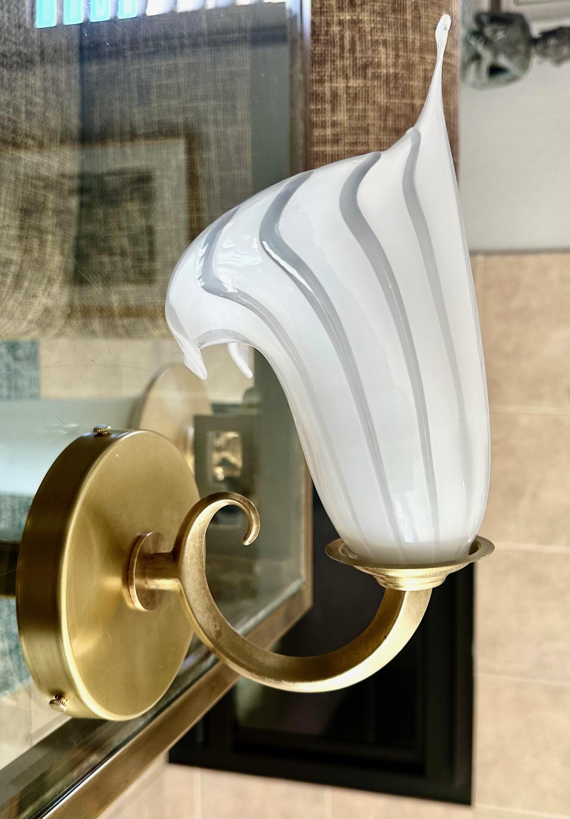 Ensemble de 4 appliques murales italiennes en verre blanc Calla Lily de Murano en vente 5